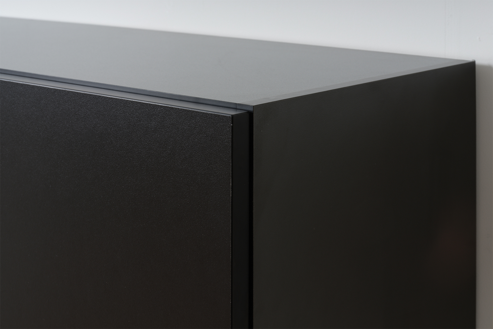 オーダー吊り戸棚 フラップアップ ブラック W600～1200 KB-KC024-08-G183 扉の上部はキャビネットより5mm下がっています。天井にベタ付け設置すると開閉の際に天井に当たるため、天井とは20mm以上の隙間を開けてください。写真は「フラップアップ ブラック W600～1200」