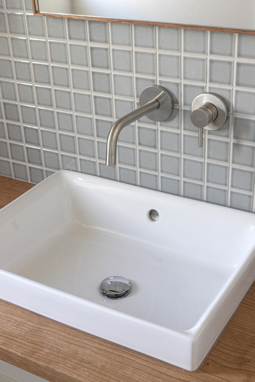 木の洗面カウンター スクエア洗面器 ローライズ 壁水栓用 KB-PR013-05-G165 空間への収まりが良いスクエアな形状（オーバーフローの穴を奥側にして使った事例）