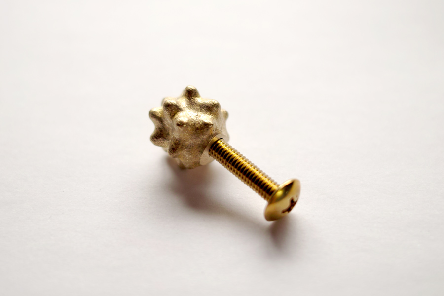 金平糖真鍮つまみ 金平糖つまみ PS-HD007-01-G043 裏側のディテール。真鍮製の専用ネジ付き