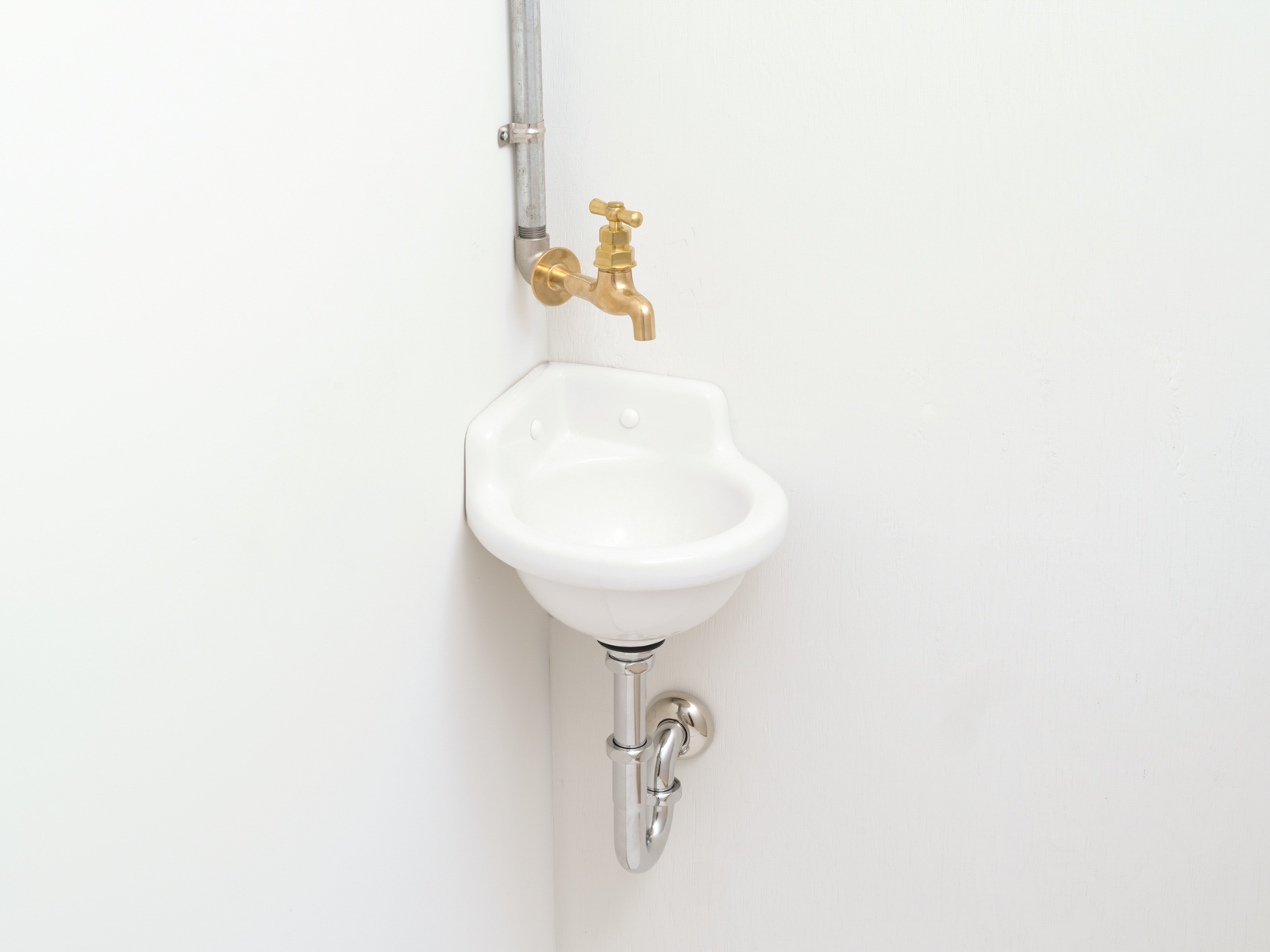 洗面水栓 WT-1：壁付け真鍮ハンドル単水栓 KB-PT011-12-G141 コーナータイプ＋壁付け真鍮ハンドル単水栓（給水管をあえて露出にするとレトロな雰囲気に）※写真の水栓は旧仕様品