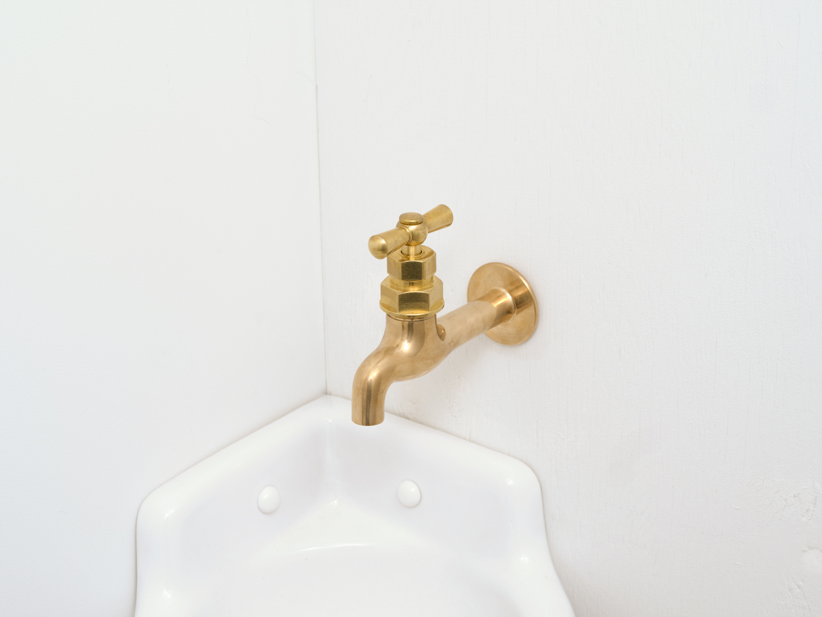 洗面水栓 WT-1：壁付け真鍮ハンドル単水栓 KB-PT011-12-G141 ※写真の水栓は旧仕様品