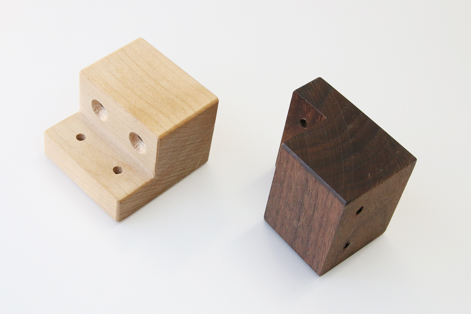 木の手摺 ブラケット（メープル） ET-SH002-04-G067 左：メープル、右：ウォルナット