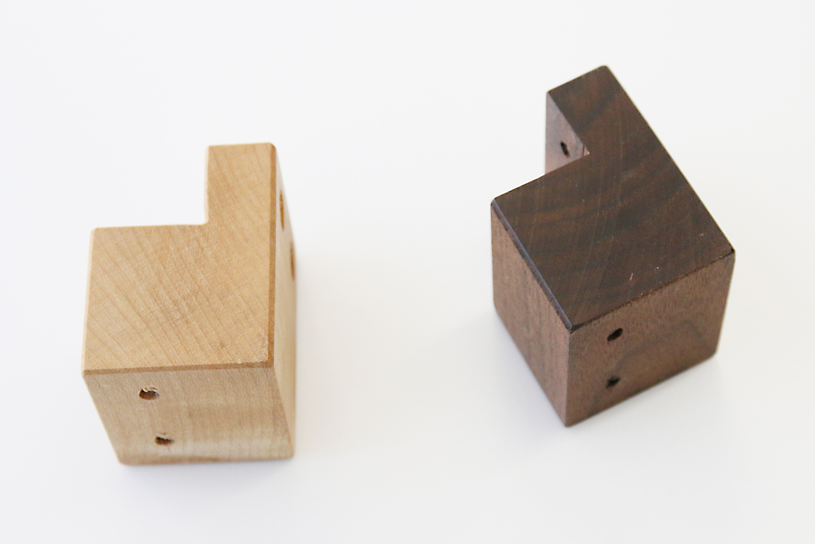 木の手摺 ブラケット（メープル） ET-SH002-04-G067 シンプルなデザイン　左：メープル、右：ウォルナット