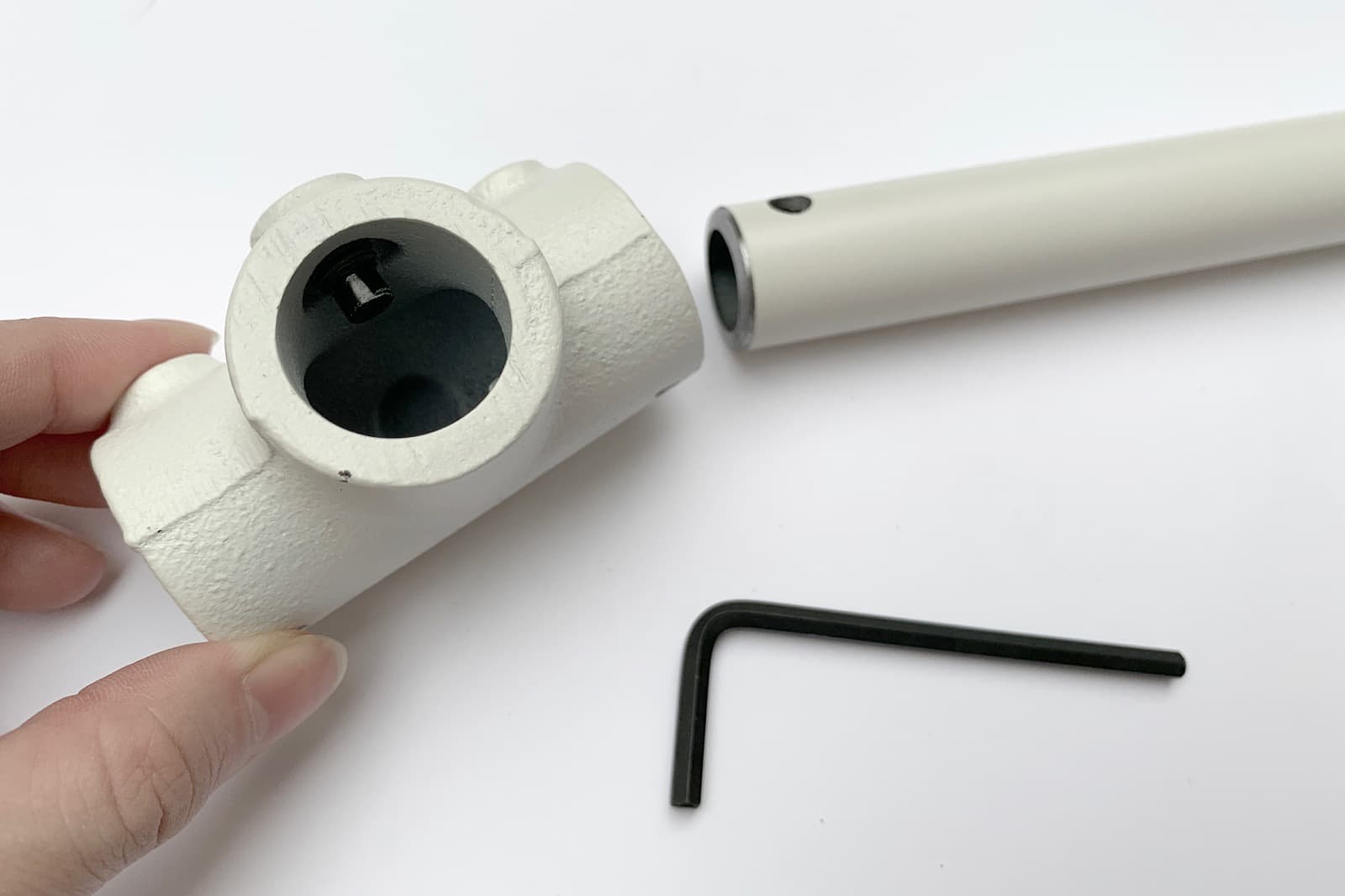 アイアンハンガーパイプ 吊りパイプ H300用 ホワイト PS-HB008-30-G141 エルボやフランジにもともと組み込まれている短いボルトを外し、吊り用ボルトに付け替えてお使いください
