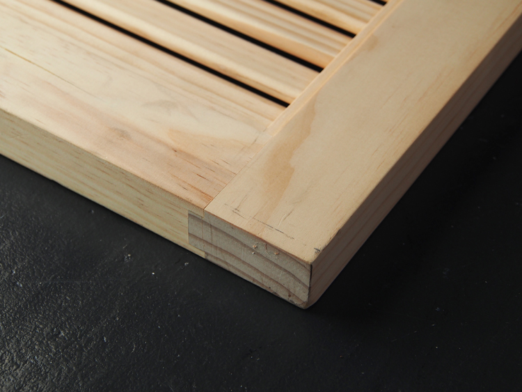 木製パインキャビネットドア ルーバー 375×900 DW-DR007-10-G141 断面形状。無垢材を組んであります