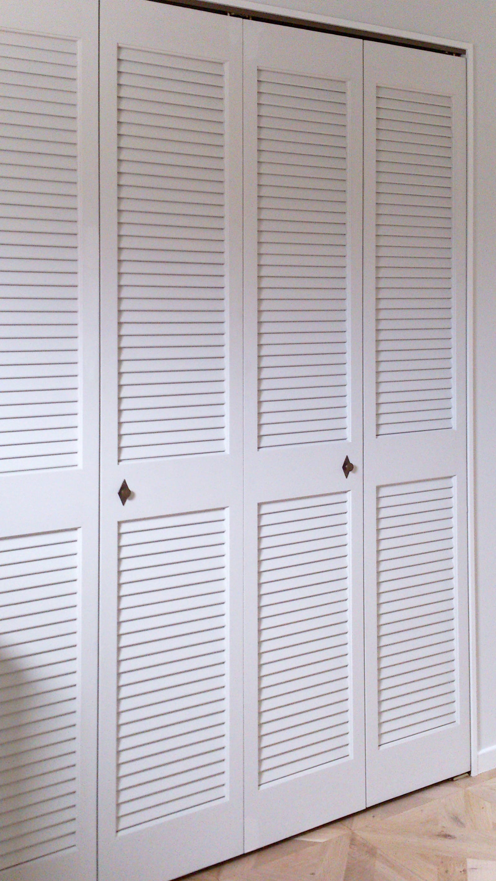 木製パインルーバー折れ戸 両開き 1209×2007 DW-DR011-03-G111 ペンキで塗るとまた雰囲気が変わります（写真の付属品は旧仕様）（写真は両開き 1509×2007）