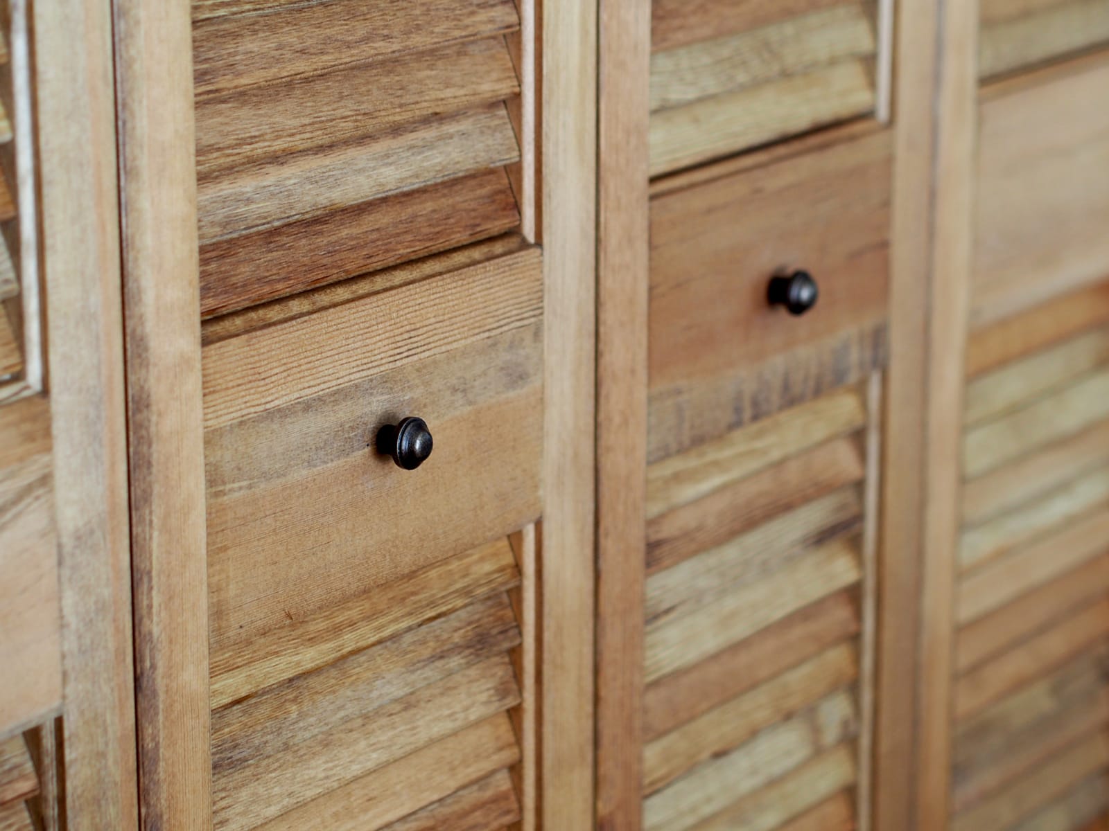 木製パインルーバー折れ戸 両開き 1509×2007 DW-DR011-04-G111 自分好みのツマミを付けると毎日の開け閉めが少し楽しくなります（ワトコのミディアムウォルナットで塗装）