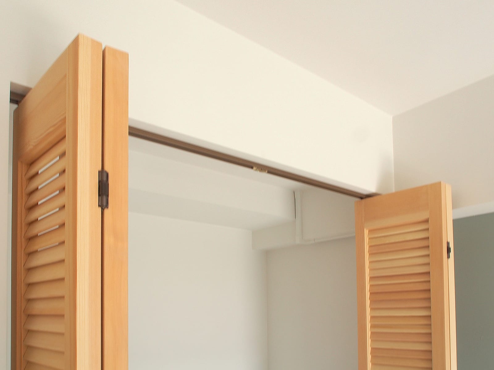 木製パインルーバー折れ戸 片開き 602×2007 DW-DR011-01-G111 （写真は両開き 1209×2007）