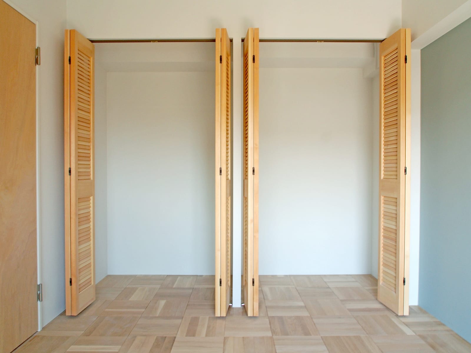 木製パインルーバー折れ戸 両開き 1509×2007 DW-DR011-04-G111 全開にした状態（写真は両開き 1209×2007×2セット）
