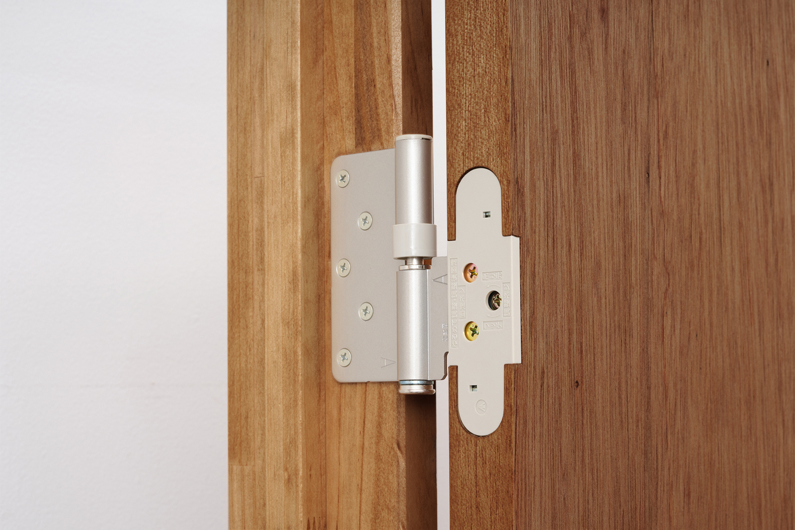 木製ユニットドア 開き戸 ラワン DW-DR012-03-G191 三次元調整丁番が付属します