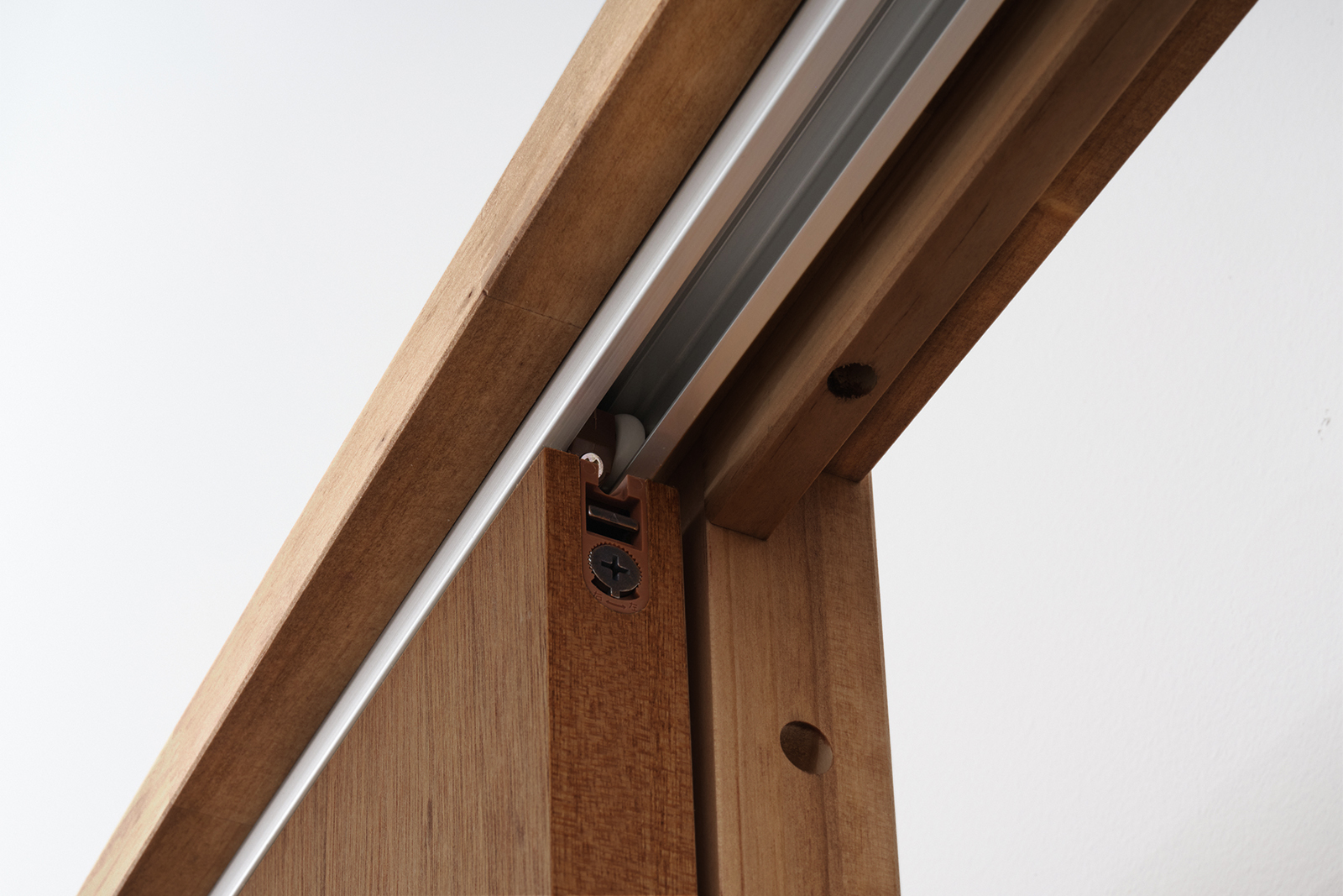 木製ユニットドア 片引き戸 ラワン DW-DR012-05-G191 扉は上吊りで開閉時にソフトクロージング機能が働きます