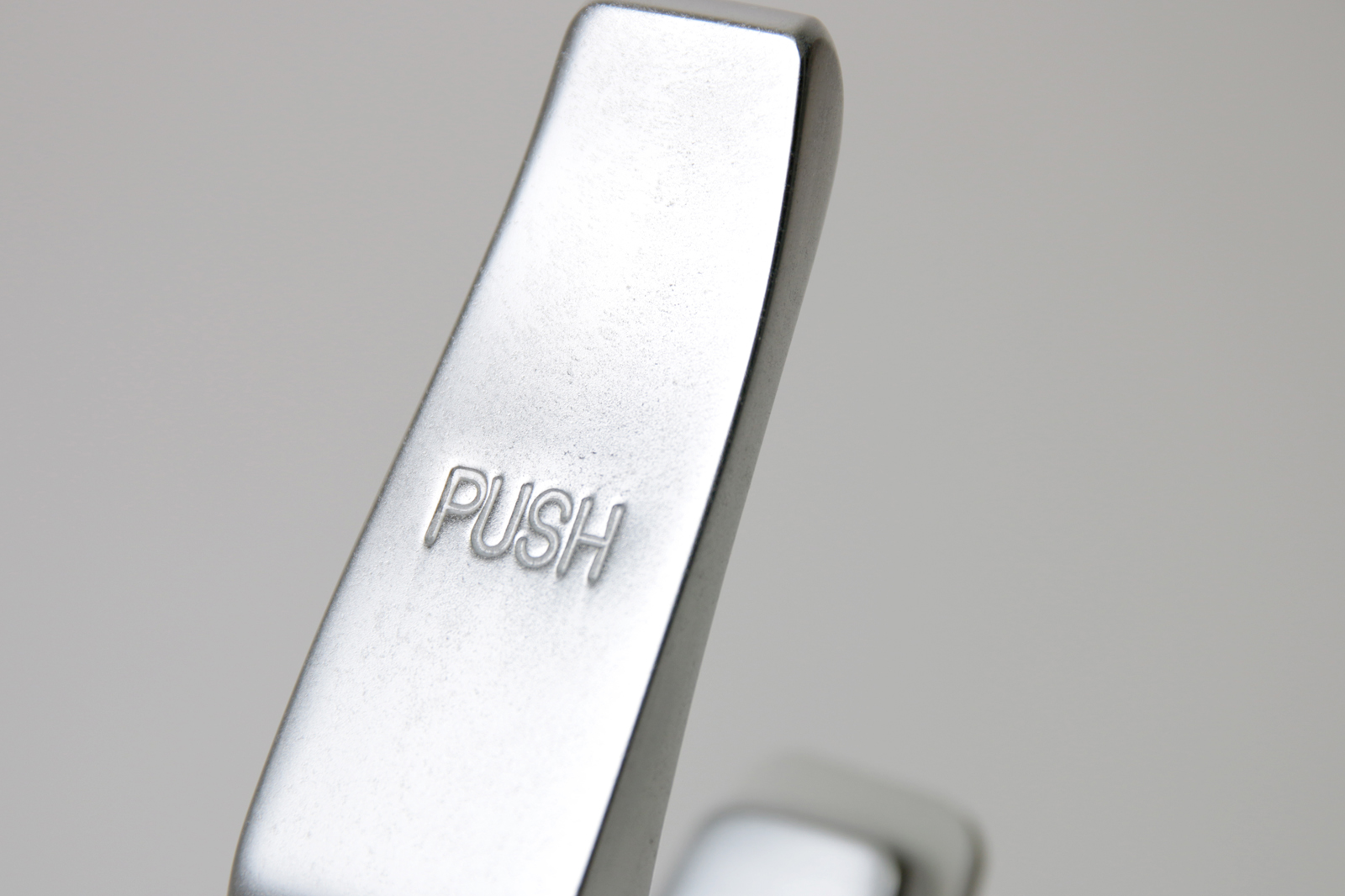 ワンタッチドアハンドル スリム PS-HD014-02-G141 表面に「PUSH」とエンボス加工が施されています