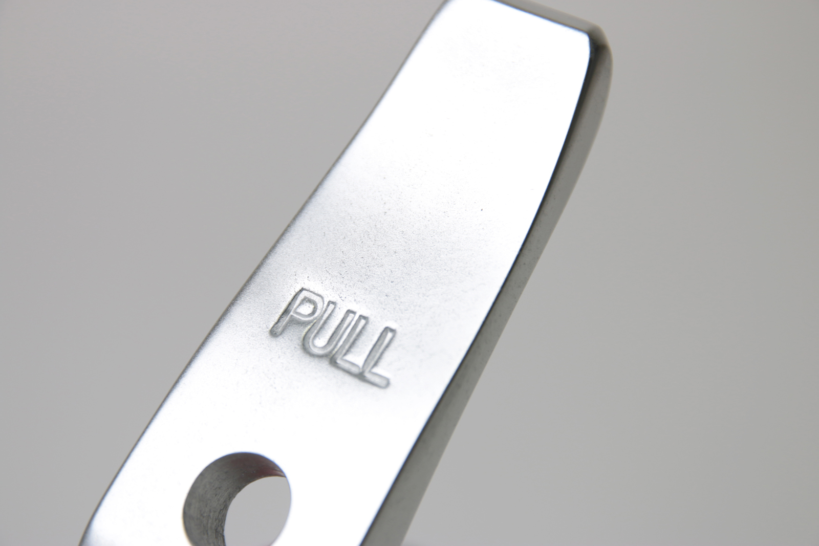 ワンタッチドアハンドル スリム PS-HD014-02-G141 表面に「PULL」とエンボス加工が施されています