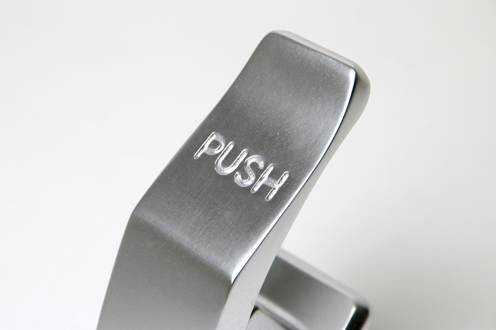 ワンタッチドアハンドル ワイド PS-HD014-01-G141 表面に「PUSH」とエンボス加工が施されています