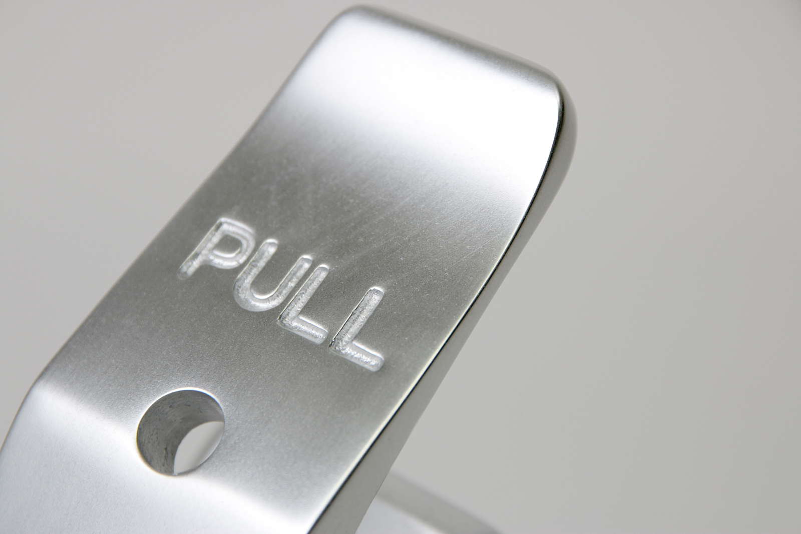 ワンタッチドアハンドル ワイド PS-HD014-01-G141 表面に「PULL」とエンボス加工が施されています