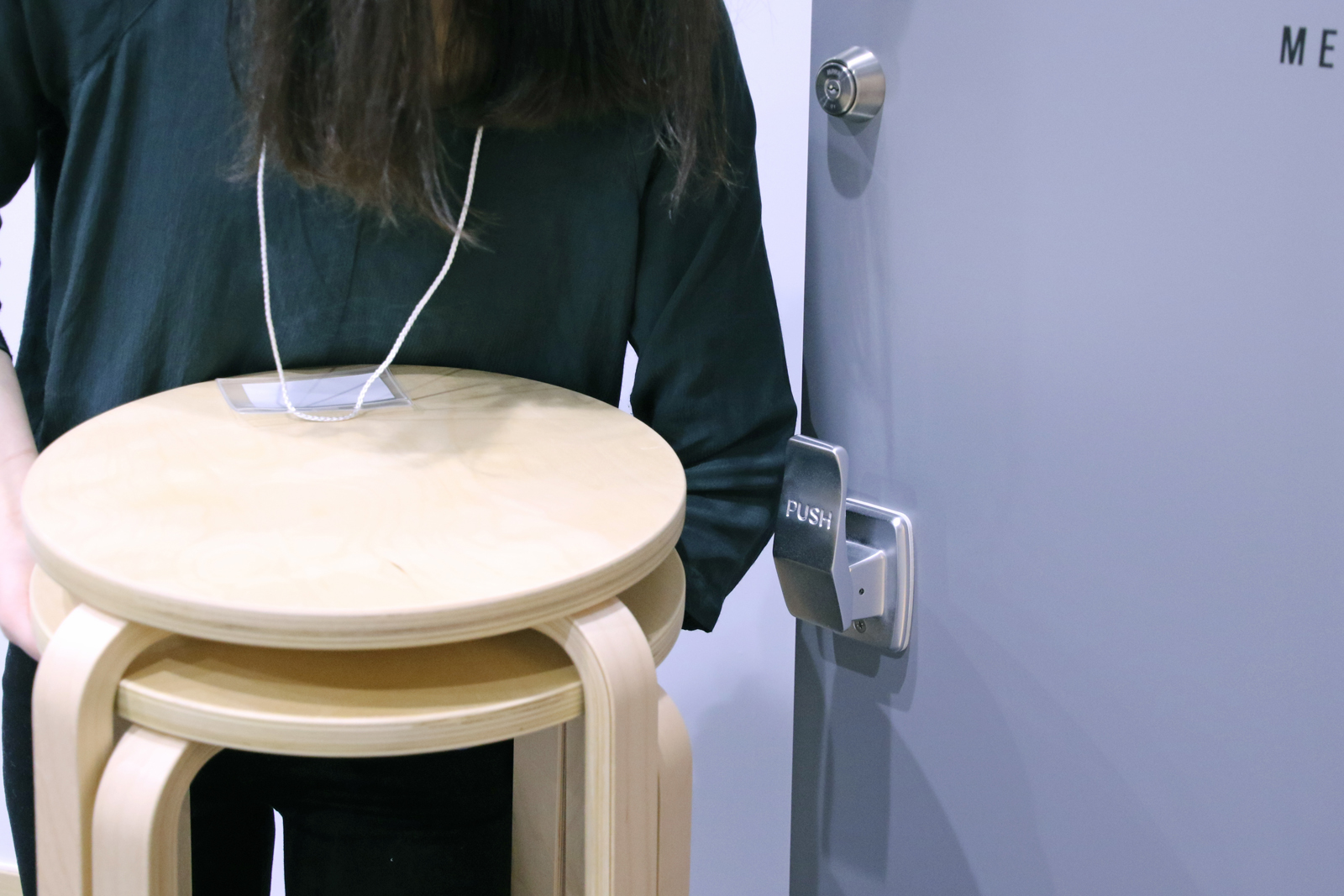 ワンタッチドアハンドル ワイド PS-HD014-01-G141 レバーを押すだけでドアが開く仕様