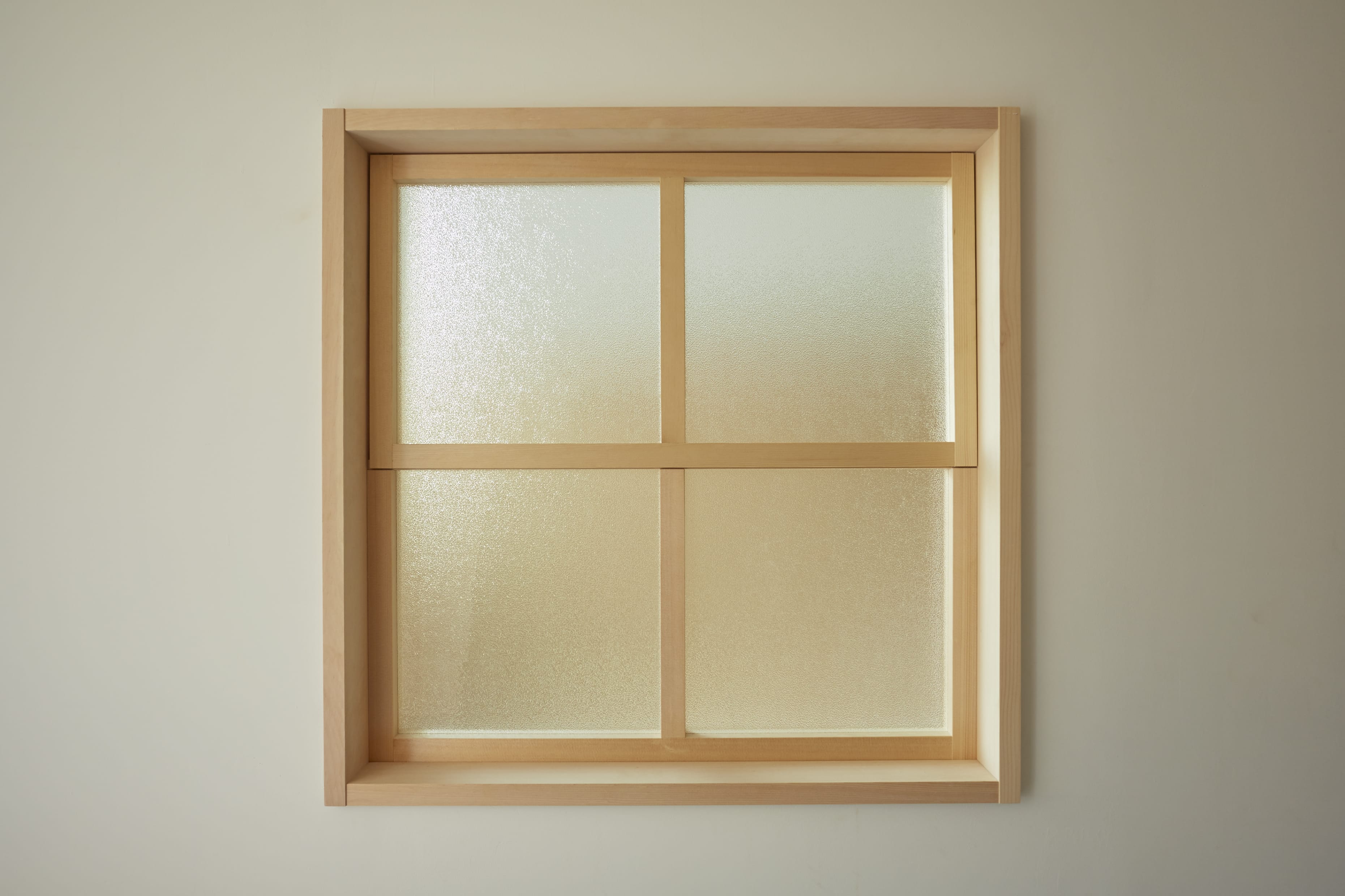 木製室内窓 450角 押し出しタイプ DW-DR008-07-G164 型板ガラスも選べます。（画像は780角 上部押し出しタイプ）