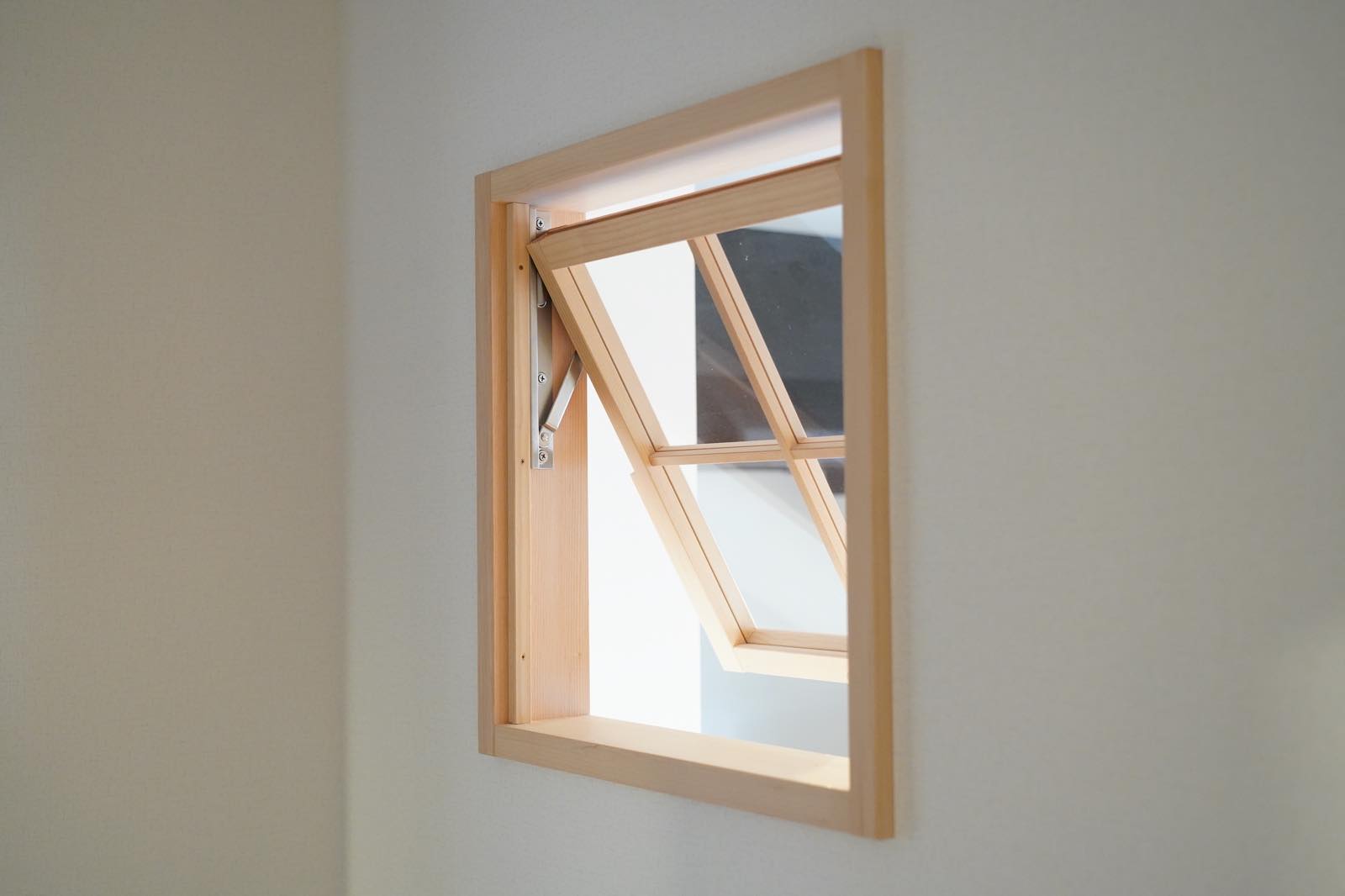 木製室内窓 450角 押し出しタイプ DW-DR008-07-G164 外壁に面さない部屋に、光と風を届けます