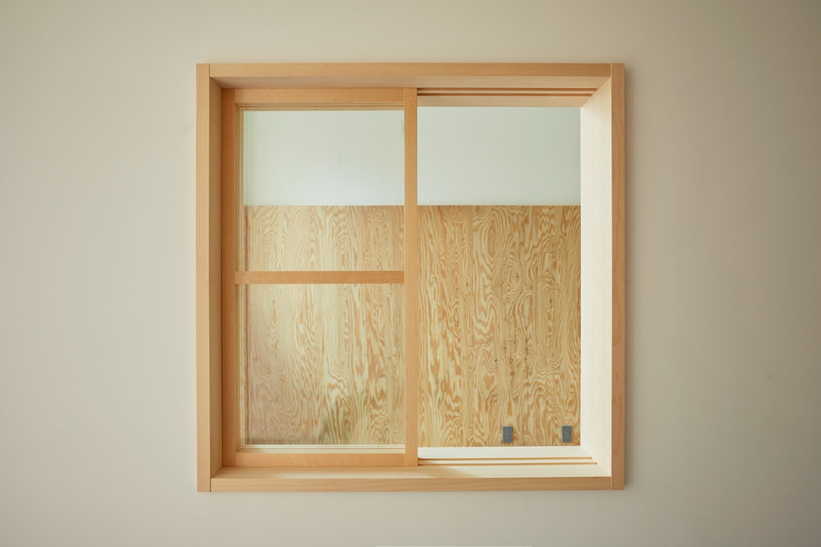 木製室内窓 780角 引き違いタイプ DW-DR008-01-G164 開けてもスッキリした形になる引き違い