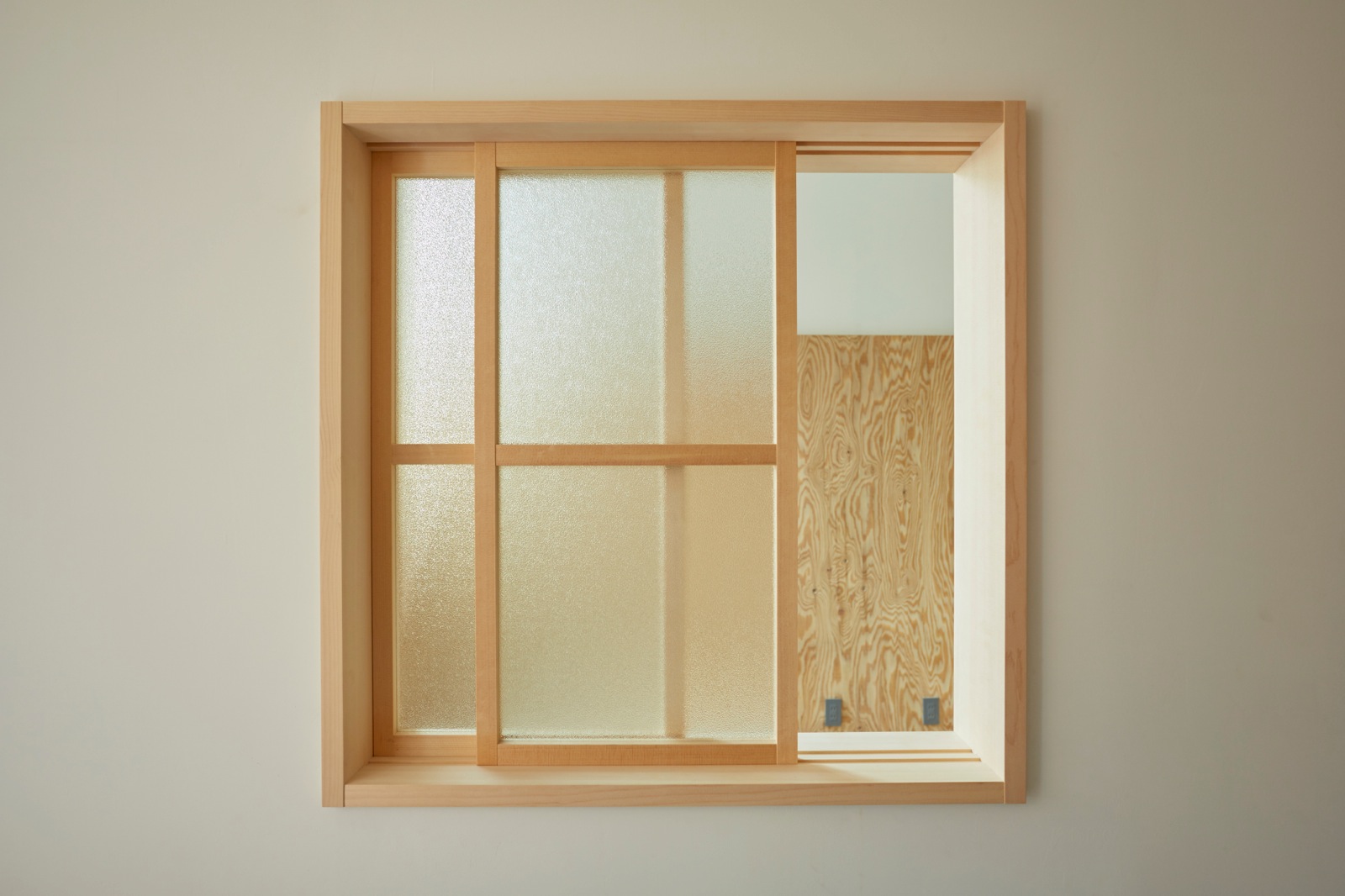 木製室内窓 780角 引き違いタイプ DW-DR008-01-G164 型板ガラス（梨地模様）は中の様子が分からない透け具合