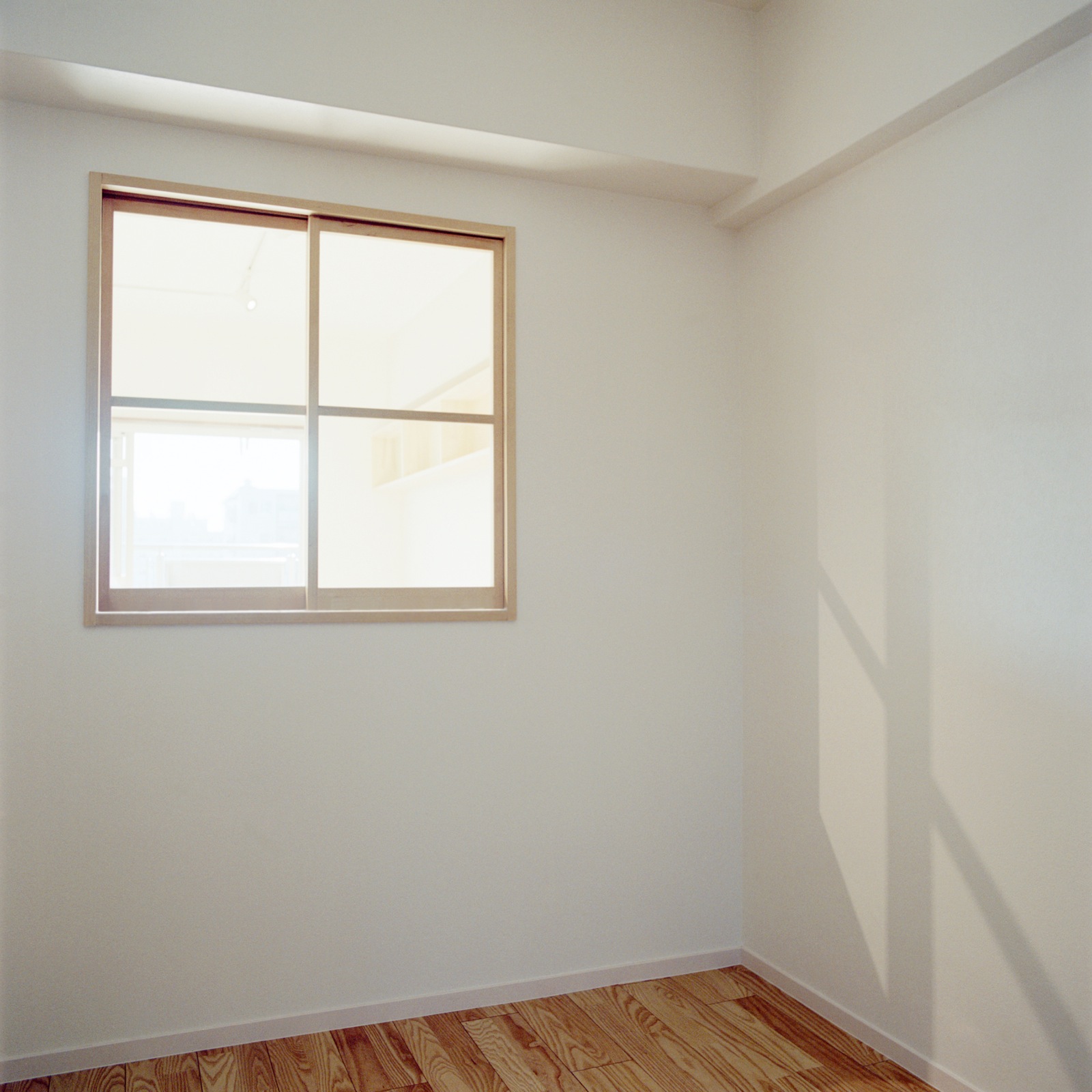 木製室内窓 780角 引き違いタイプ DW-DR008-01-G164 部屋の中に外の光が差し込む（D110mm）