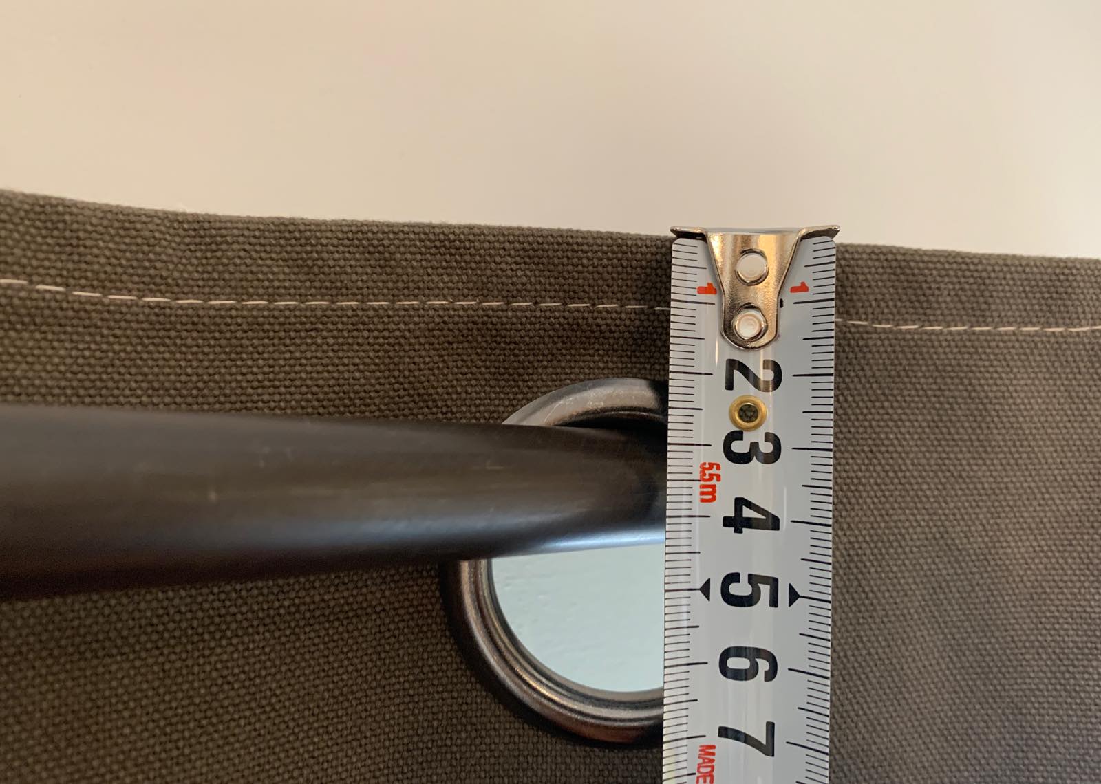 帆布カーテン ハトメ スタイル DW-CB008-02-G114 ハトメ上は約3cmです。手作業にて穴を開け金具を打ち込むため、数ミリのズレはご了承ください