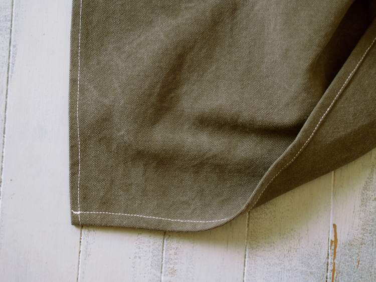 帆布カーテン フラット スタイル DW-CB008-01-G114 オールドカーキの裾部分。裾折り返しとウェイトはあえて無くしています