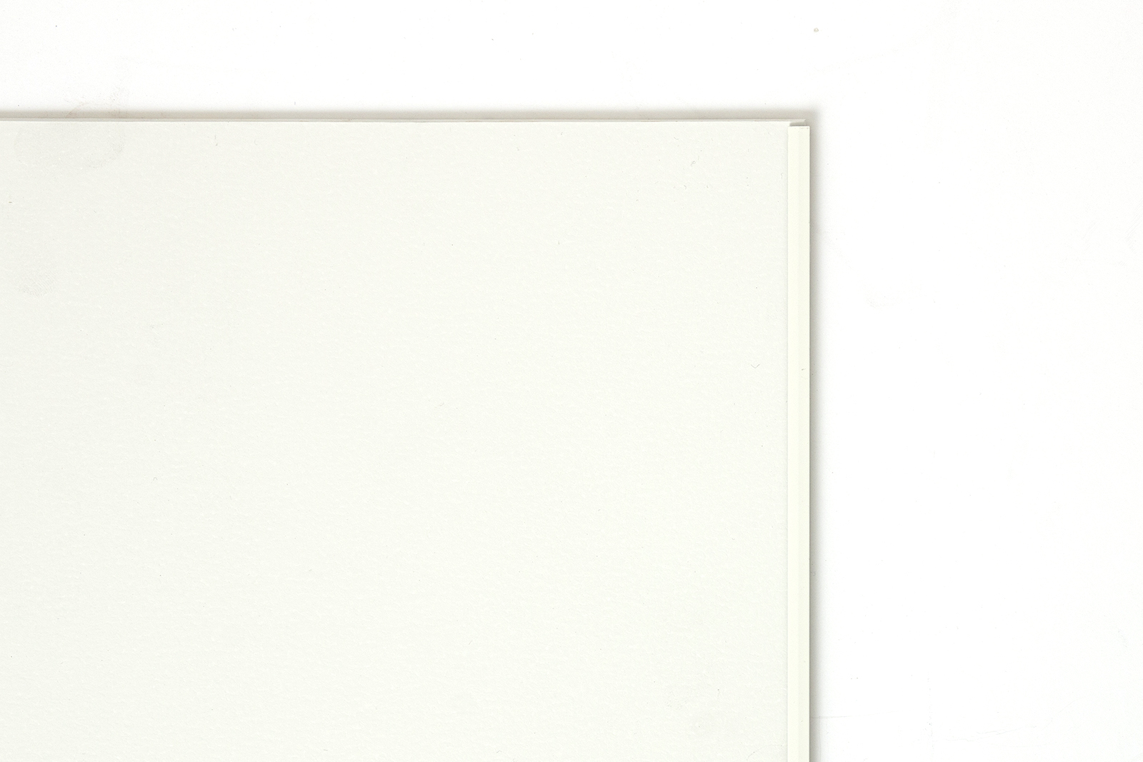 塗装のキッチンパネル 見切材 マットホワイト KB-OT001-03-G248 パネルに見切材を合わせた状態
