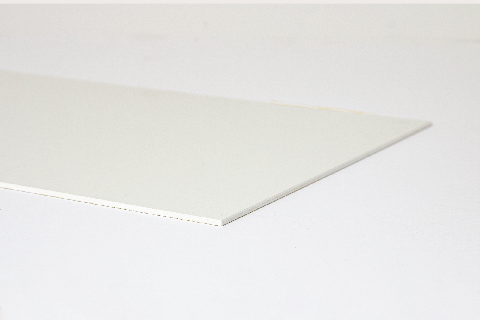 塗装のキッチンパネル マットホワイト KB-OT001-01-G248 小口にホワイトのタッチアップ材を塗装した仕上がり。角はサンドペーパーで面取りしてあります