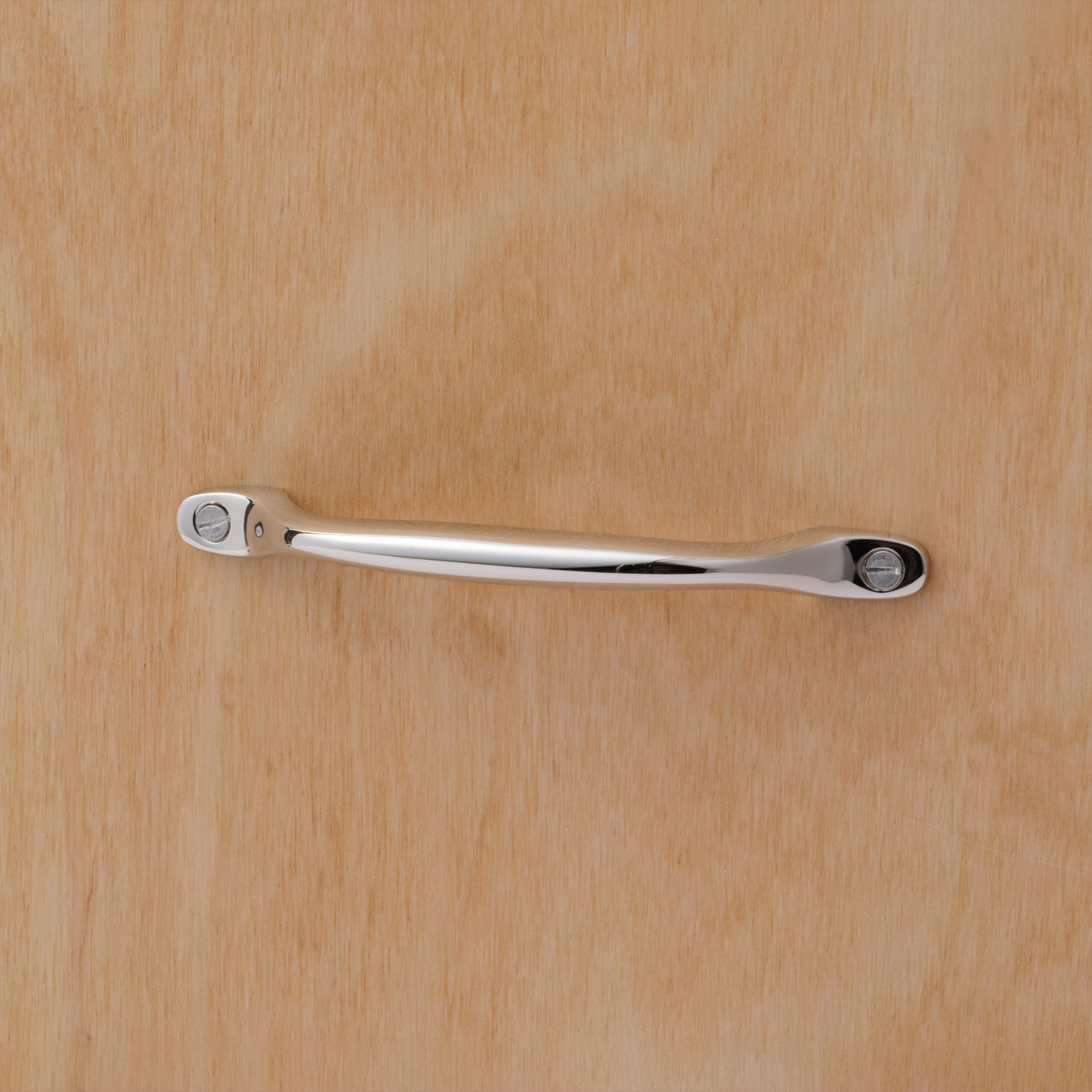 鋳物キッチン把手 ハンドル クローム PS-HD018-18-G141 バーチ材と合わせたイメージ