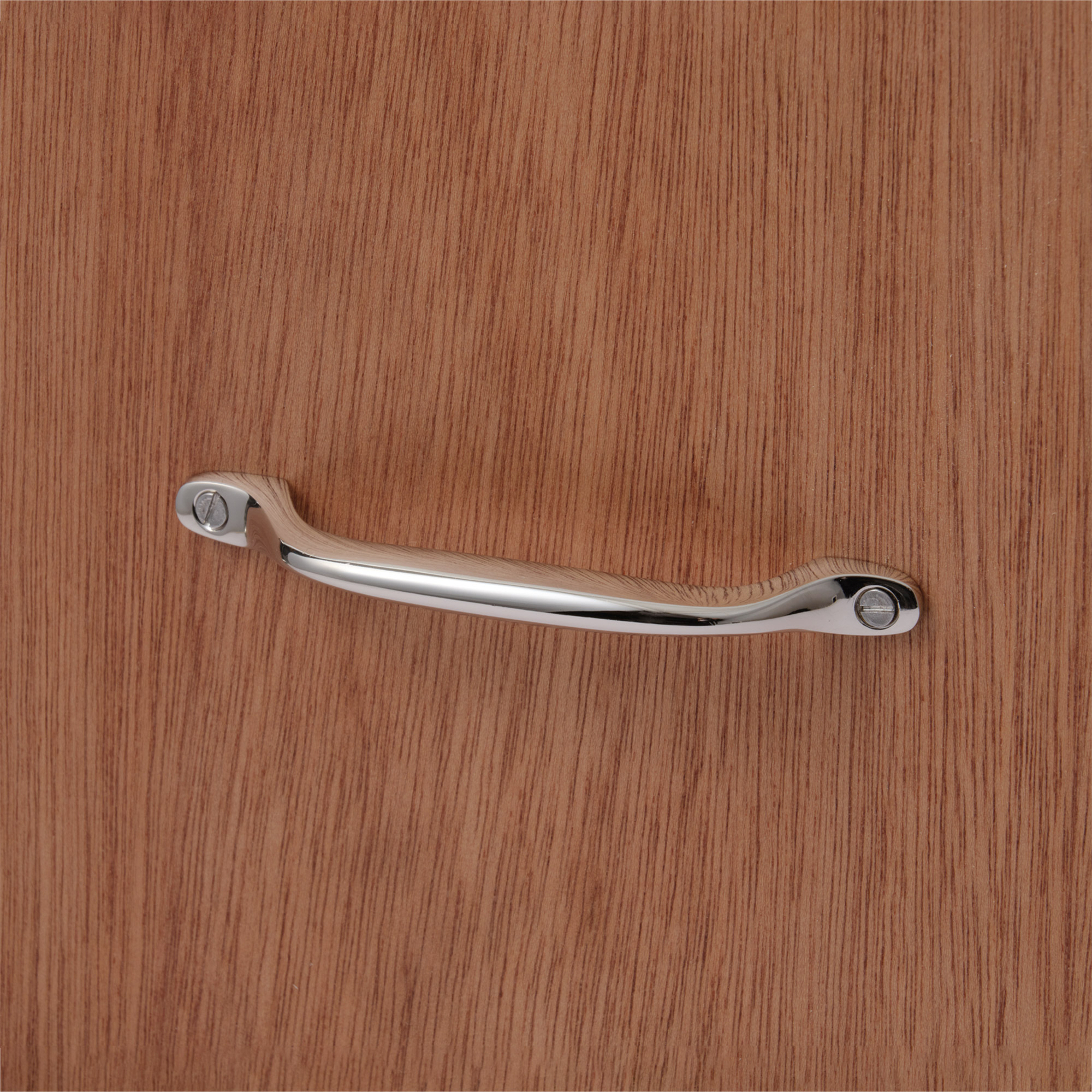 鋳物キッチン把手 ハンドル クローム PS-HD018-18-G141 ラワン材と合わせたイメージ