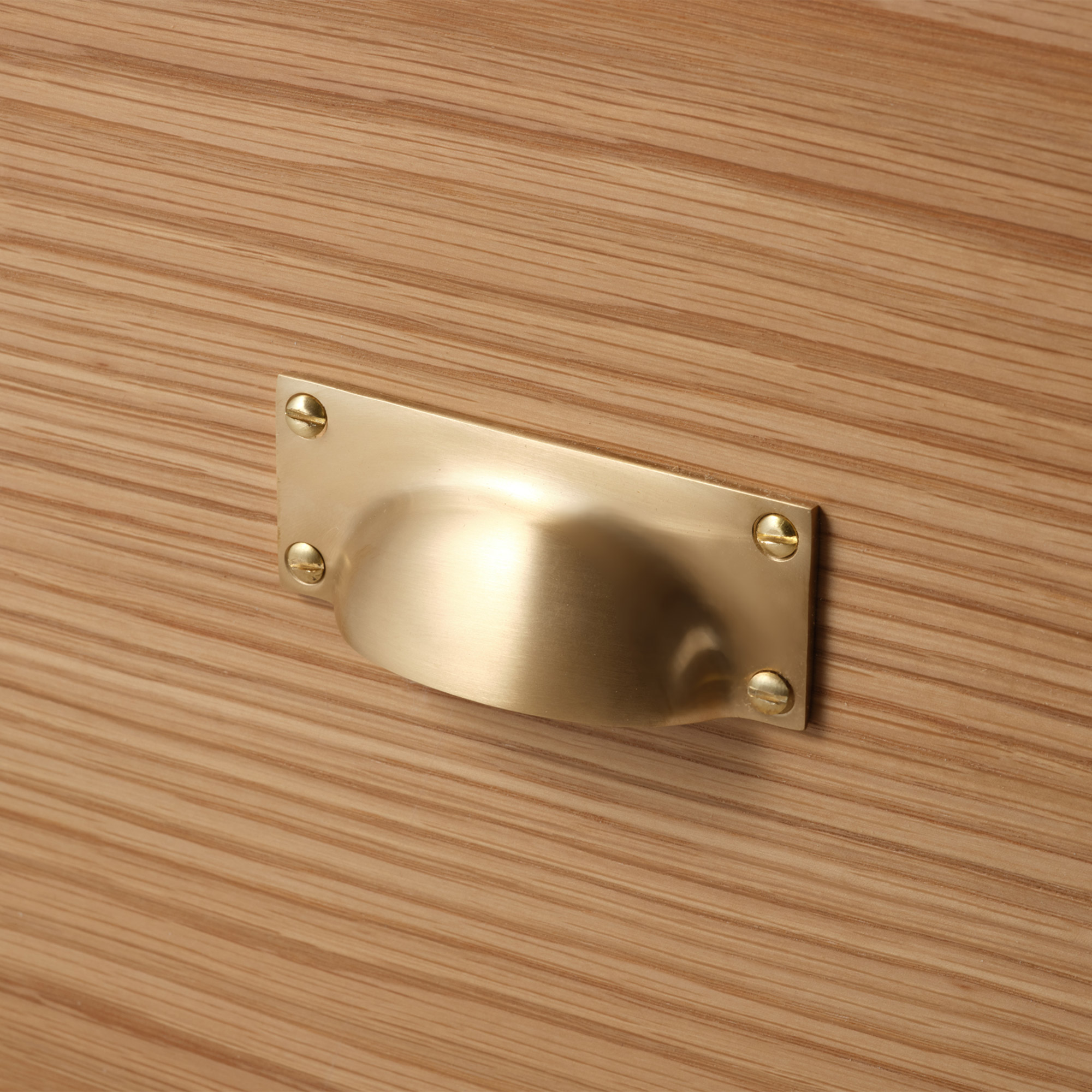 鋳物キッチン把手 スクエアカップ 真鍮 PS-HD018-12-G141 オーク材と合わせたイメージ