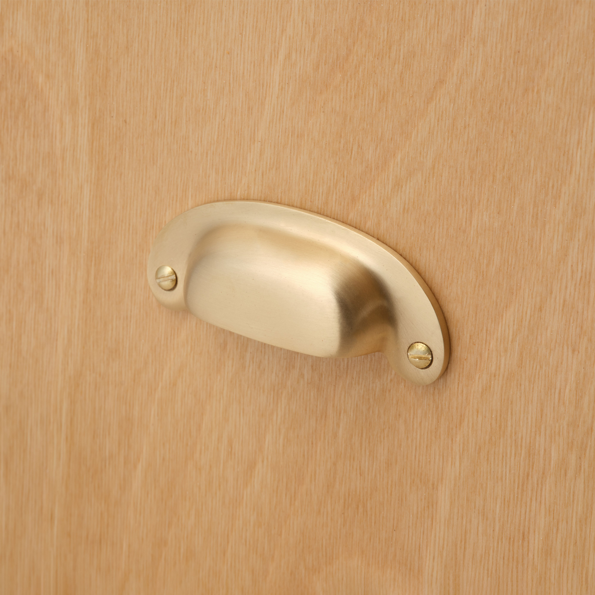 鋳物キッチン把手 ラウンドカップ 真鍮 PS-HD018-13-G141 バーチ材と合わせたイメージ