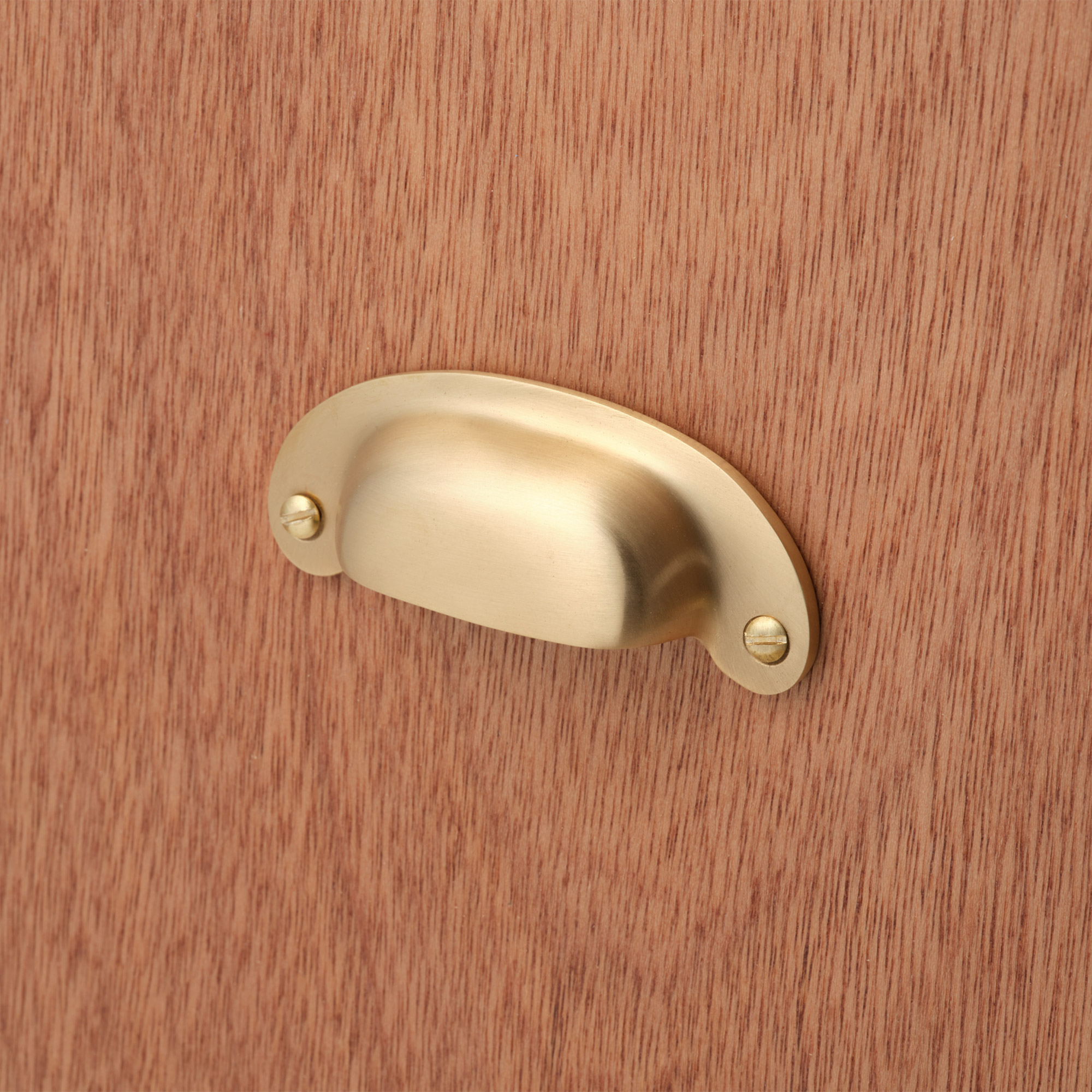 鋳物キッチン把手 ラウンドカップ 真鍮 PS-HD018-13-G141 ラワン材と合わせたイメージ