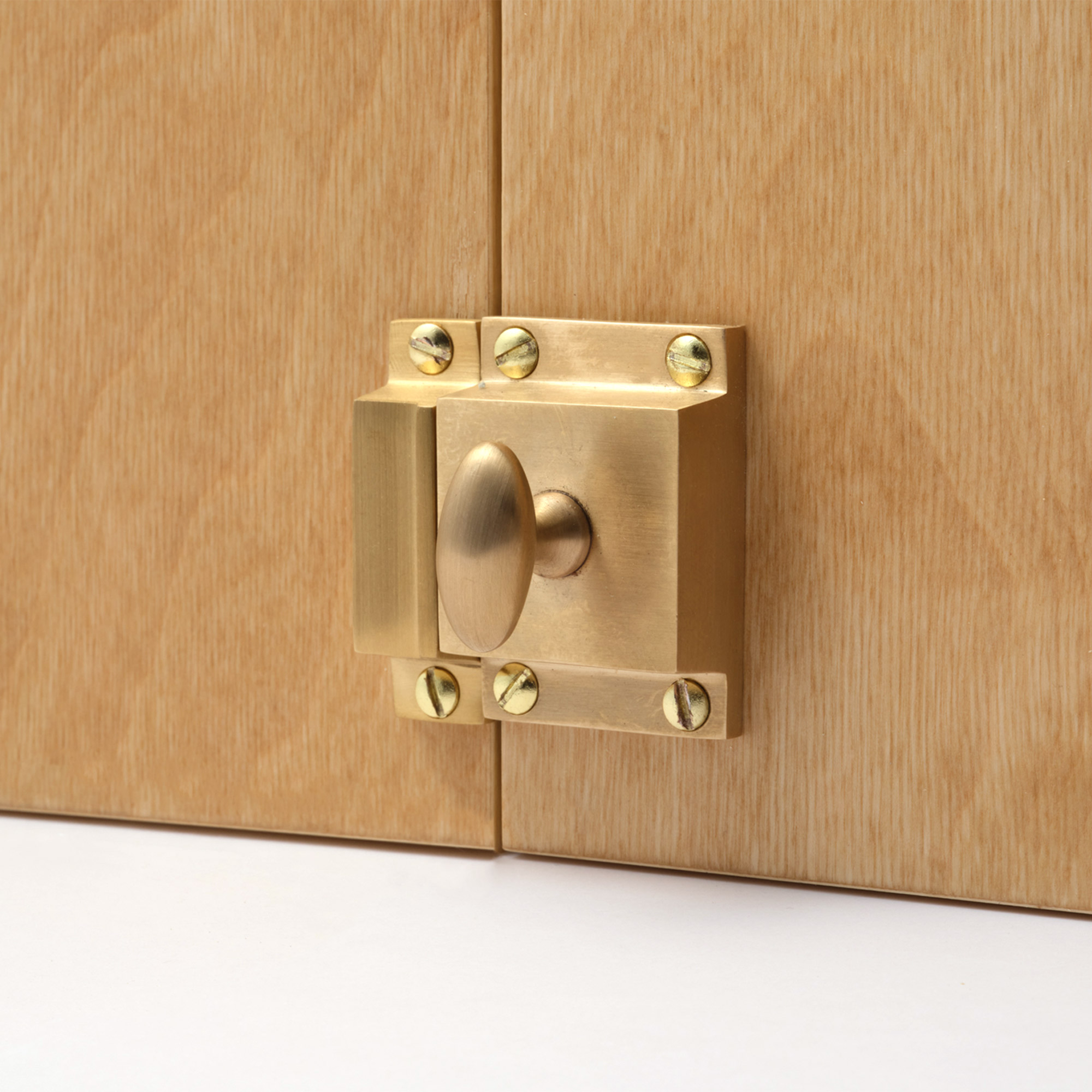 鋳物キッチン把手 ラッチ 真鍮 PS-HD018-14-G141 バーチ材と合わせたイメージ