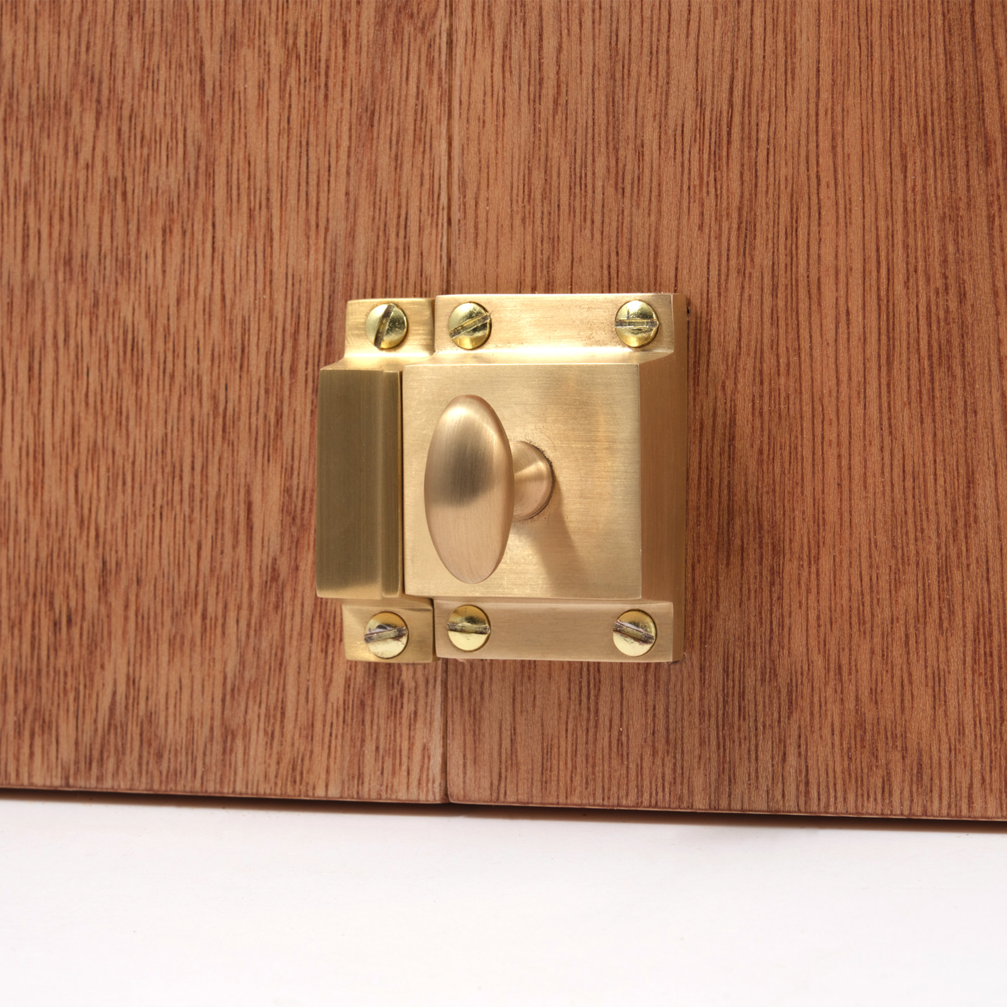 鋳物キッチン把手 ラッチ 真鍮 PS-HD018-14-G141 ラワン材と合わせたイメージ