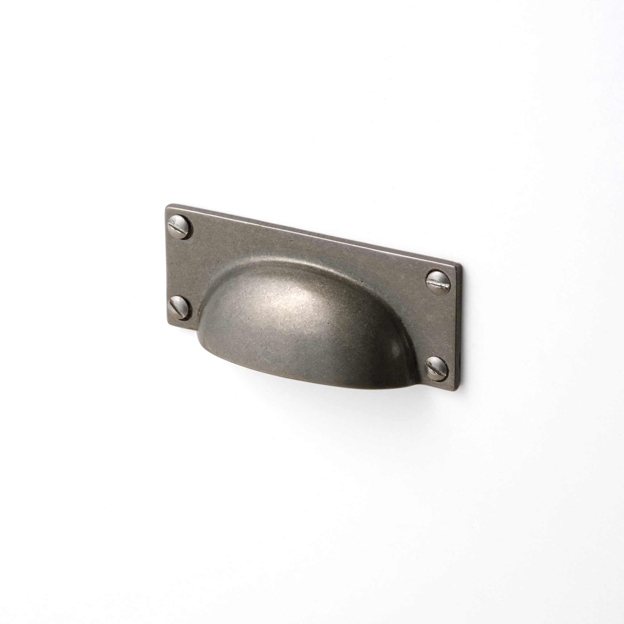 鋳物キッチン把手 スクエアカップ 鋳鉄 PS-HD018-05-G141 ホワイトの面材と合わせたイメージ