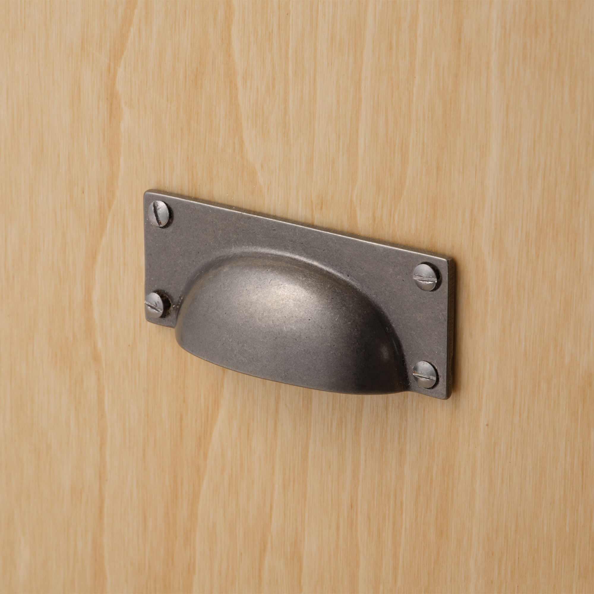 鋳物キッチン把手 スクエアカップ 鋳鉄 PS-HD018-05-G141 バーチ材と合わせたイメージ