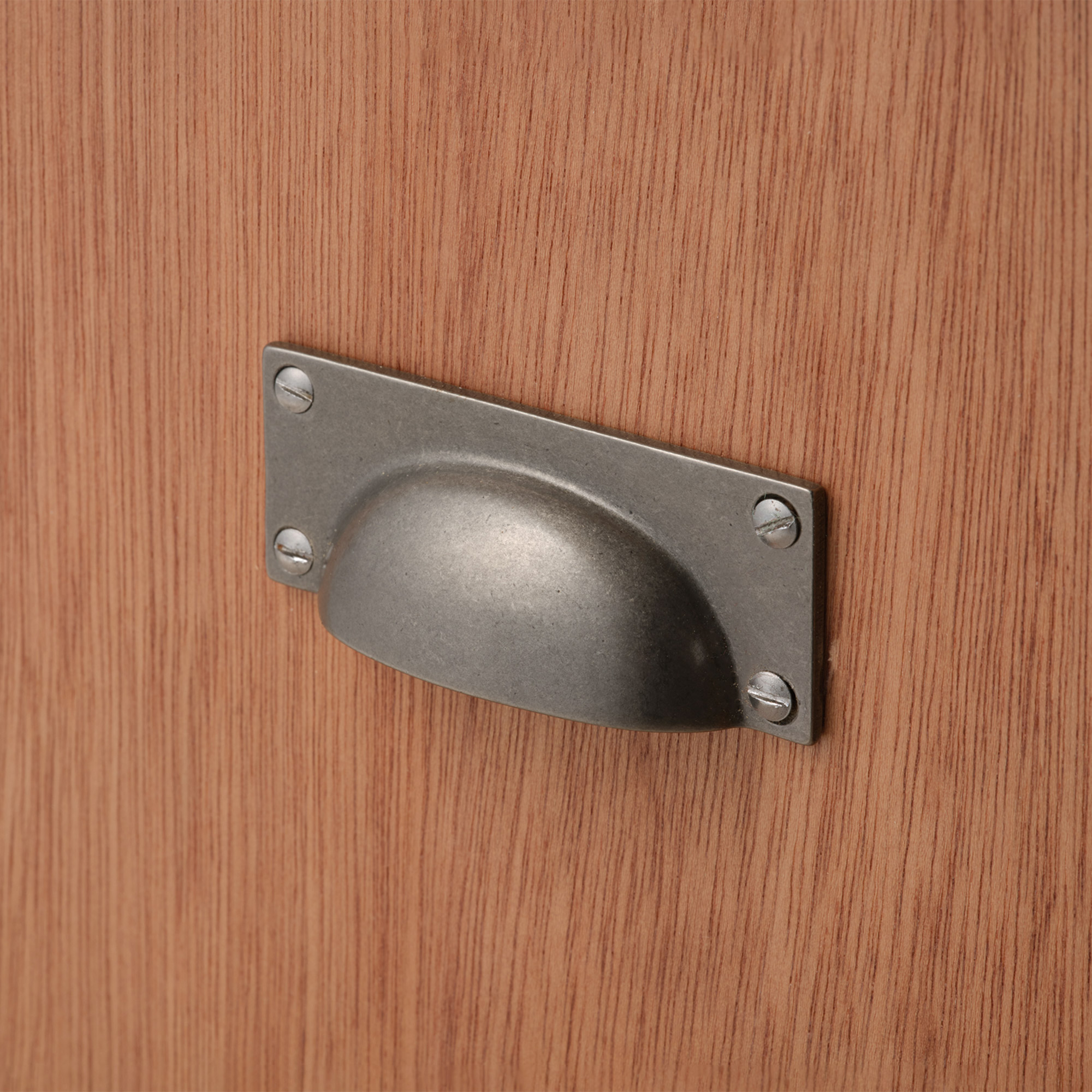 鋳物キッチン把手 スクエアカップ 鋳鉄 PS-HD018-05-G141 ラワン材と合わせたイメージ