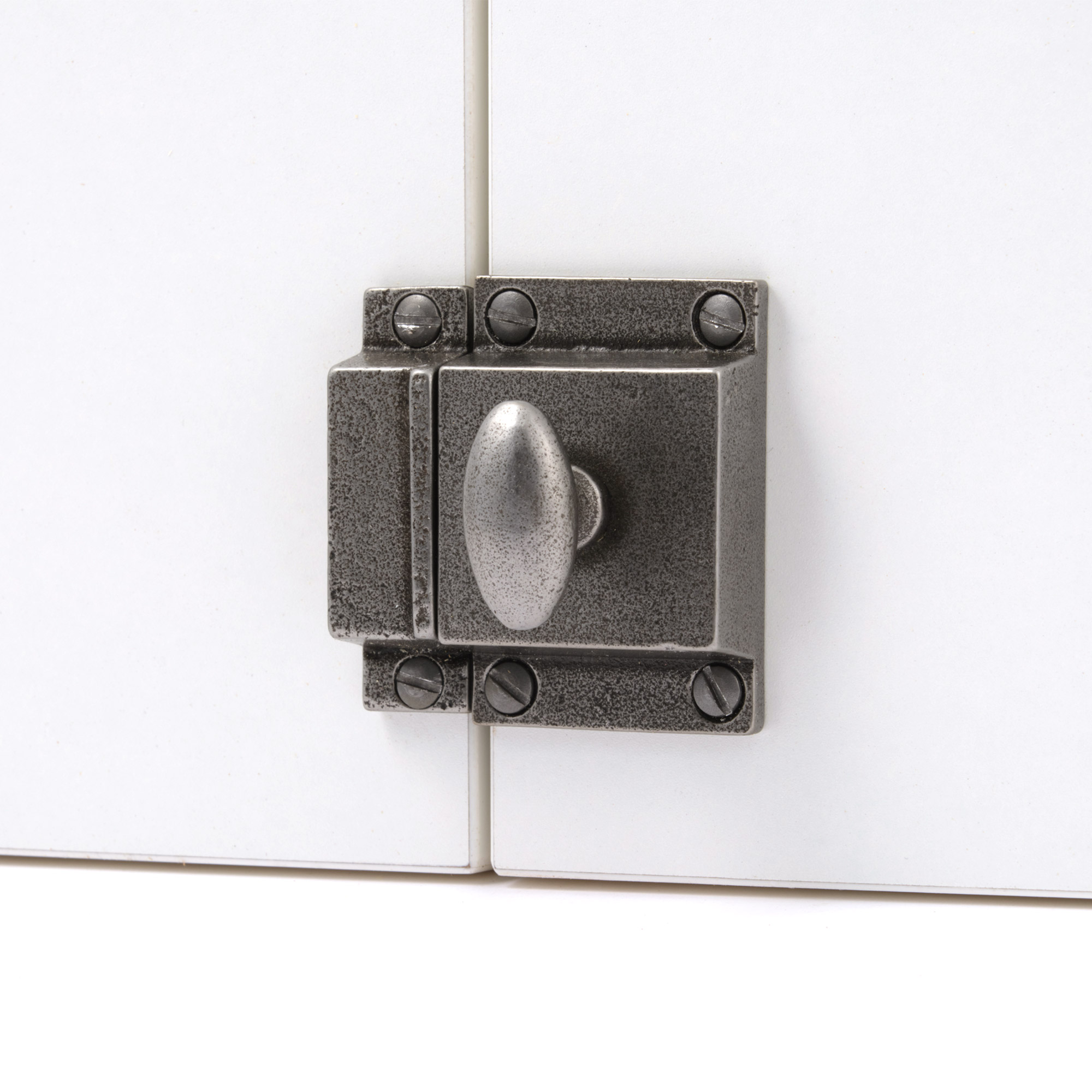 鋳物キッチン把手 ラッチ 鋳鉄 PS-HD018-07-G141 ホワイトの面材と合わせたイメージ