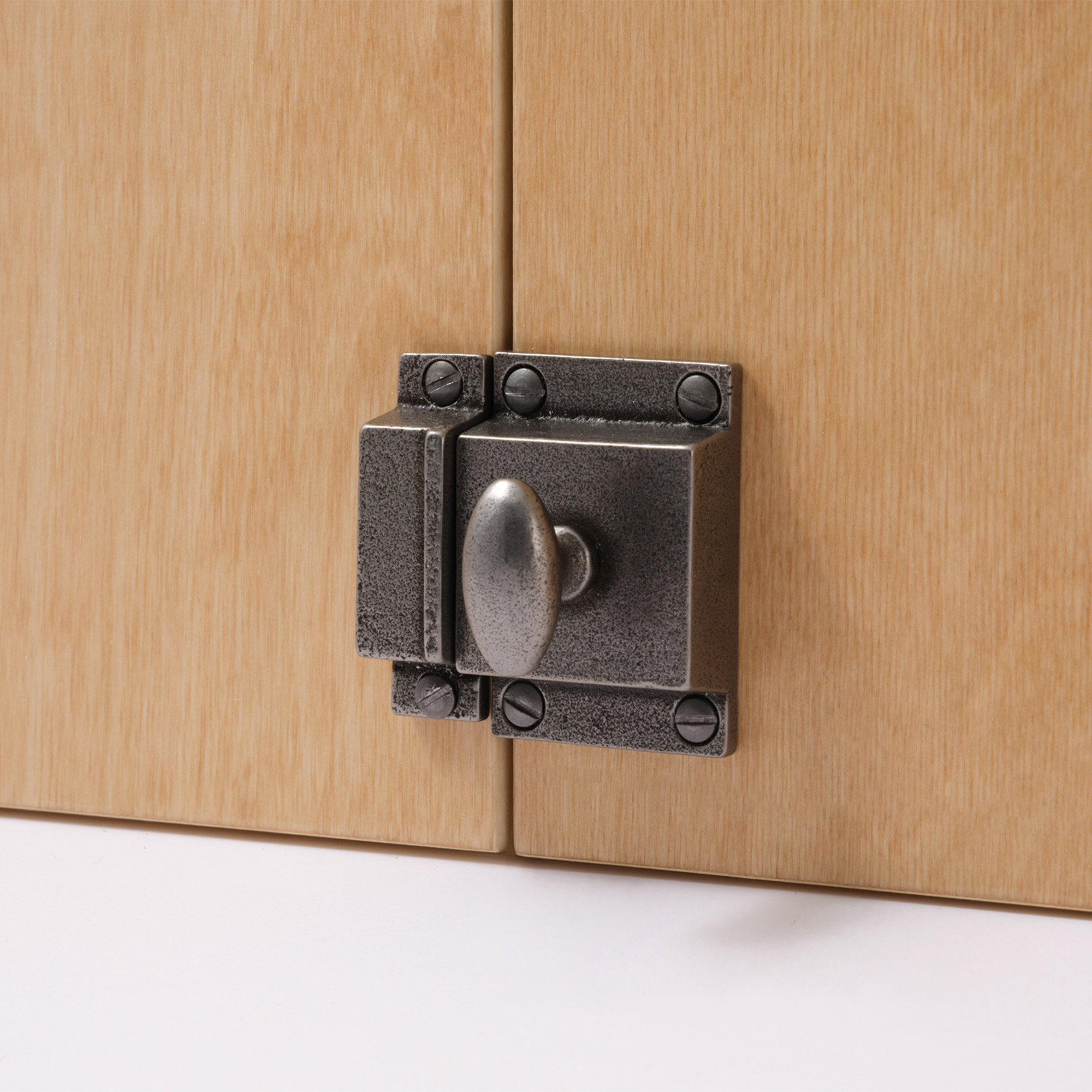 鋳物キッチン把手 ラッチ 鋳鉄 PS-HD018-07-G141 バーチ材と合わせたイメージ