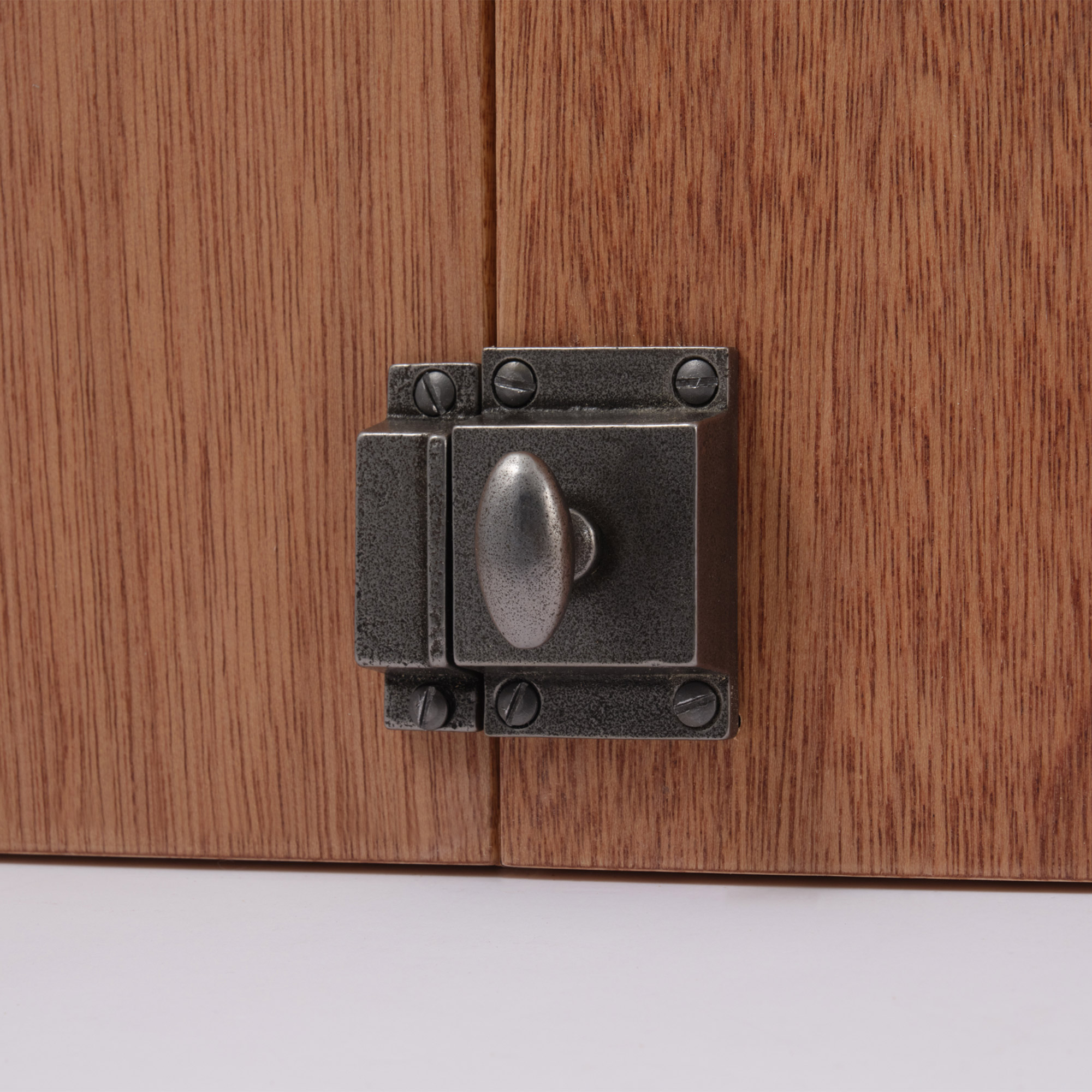鋳物キッチン把手 ラッチ 鋳鉄 PS-HD018-07-G141 ラワン材と合わせたイメージ