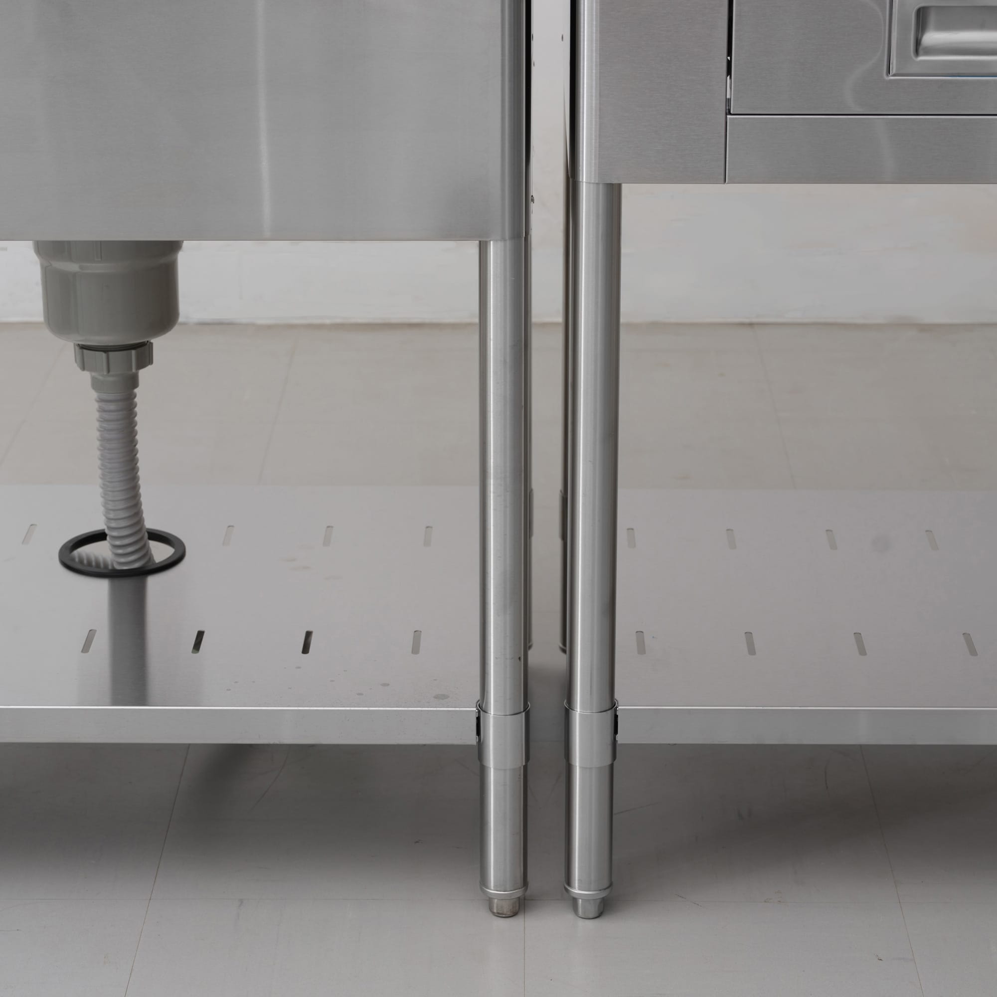 業務用キッチン 調理台 引き出し KB-KC025-06-G239 並べると脚と脚の間に隙間ができます