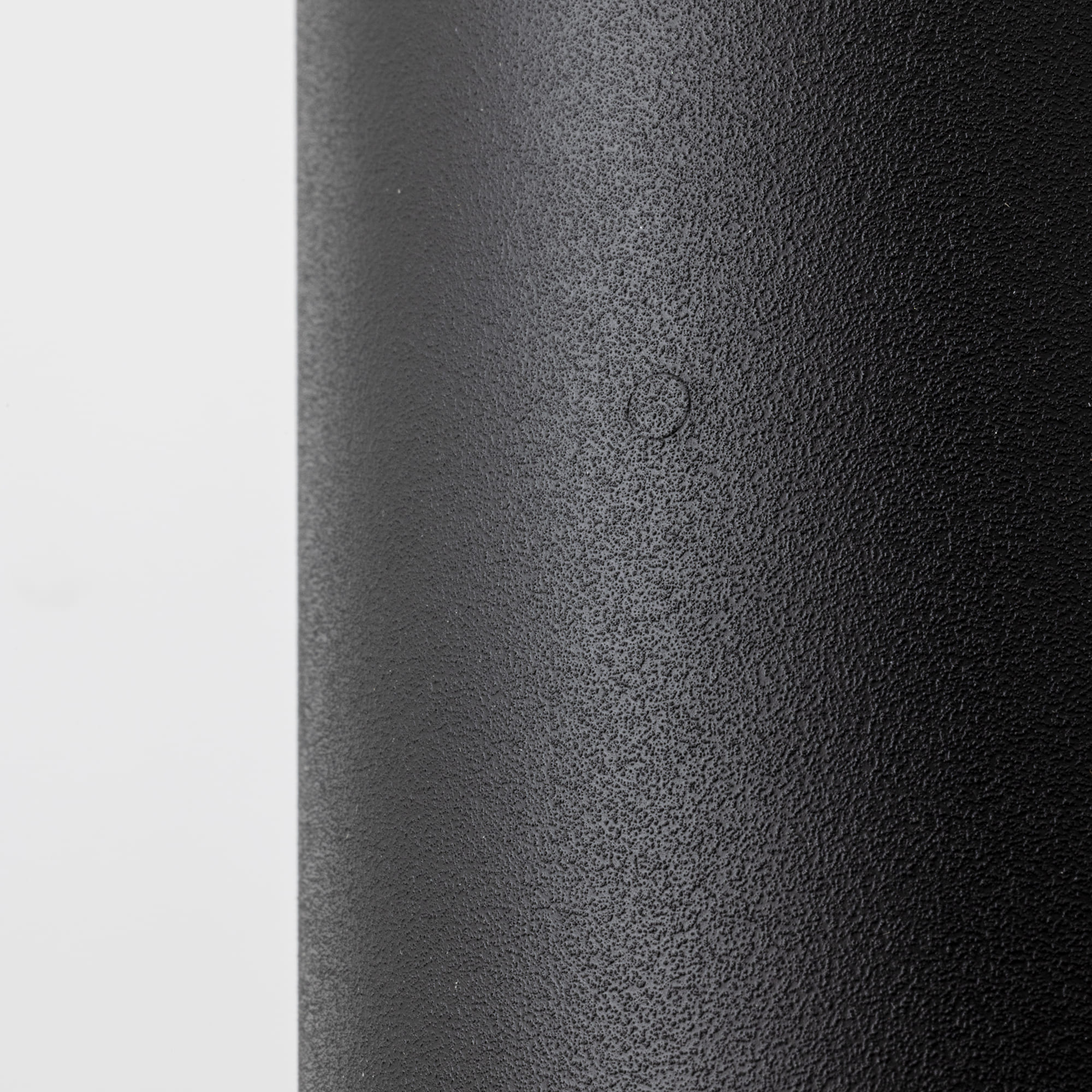 シーリングスポット ブラック LT-BR017-01-G141 ブラックはざらっとした塗装仕上げ。外側に突起の位置がわかるよう、さりげない目印がついています