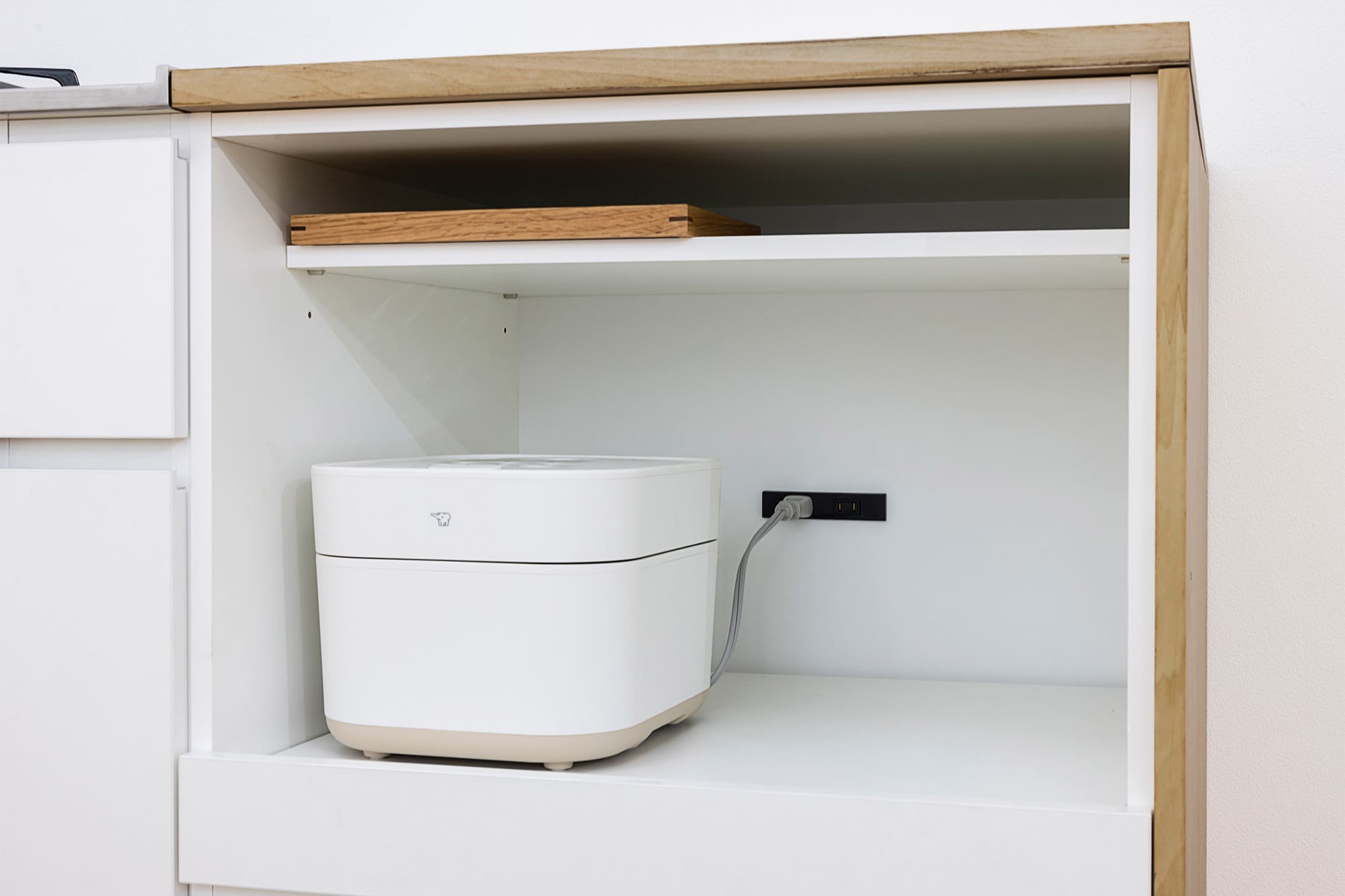 木天板キッチンⅡ型 壁付けコンロ側 オーブンタイプ W1540～1990 KB-KC029-10-G183 スライド収納にはコンセントと、上部に可動棚がついています