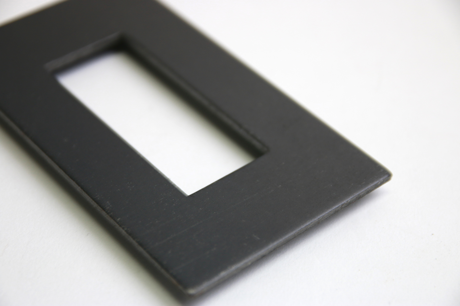 メタルスイッチプレート 鉄 3口用 LT-PS009-03-G141 厚さ3mmの無垢板。鉄は黒皮風塗装仕上