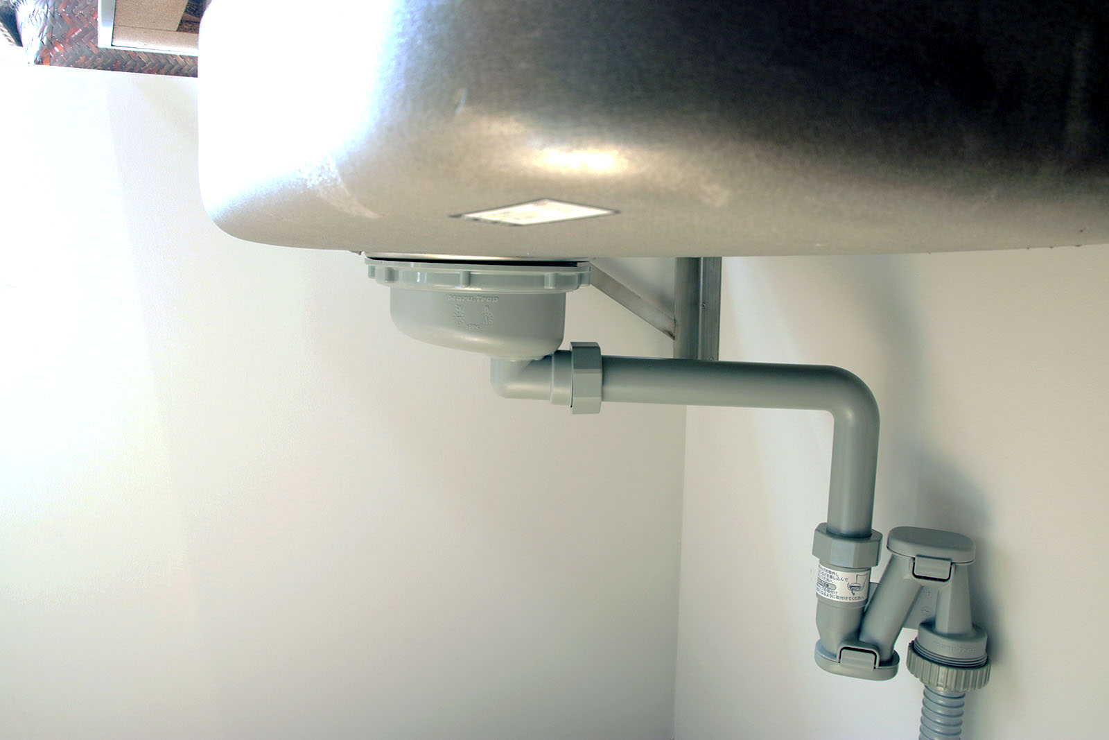 オーダーキッチン天板 角丸650シンク KB-KC012-10-G183 付属の排水トラップ一式（蛇腹ホース・床接続40A）。壁出し・塩ビ縦管をご希望の場合は現場にてご用意ください