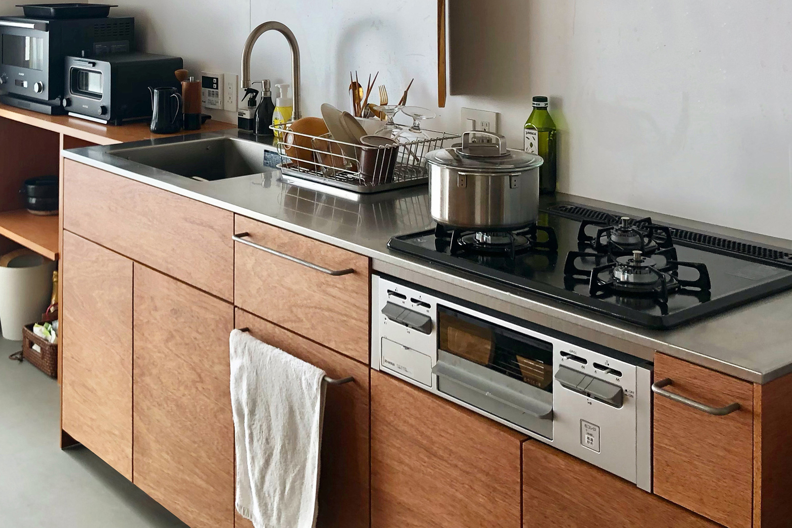キッチン付帯パーツ キッチン天板T16用コンロフィラー ヘアライン KB-PT005-03-G141 ダイニングにもよく馴染むよう、合板を丁寧に塗装したキッチンです（画像はW2140～2290・コンロあり / オーブンなし / 食洗機なし）