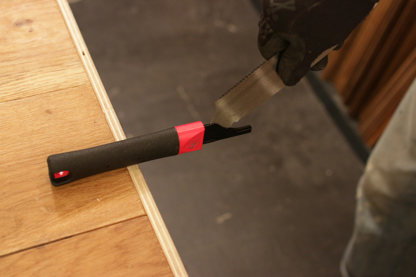 基本の道具工具 替刃式のこぎり DM-TO003-01-G170 刃を替える場合は、刃を逆に持って柄を叩いて取り外します
