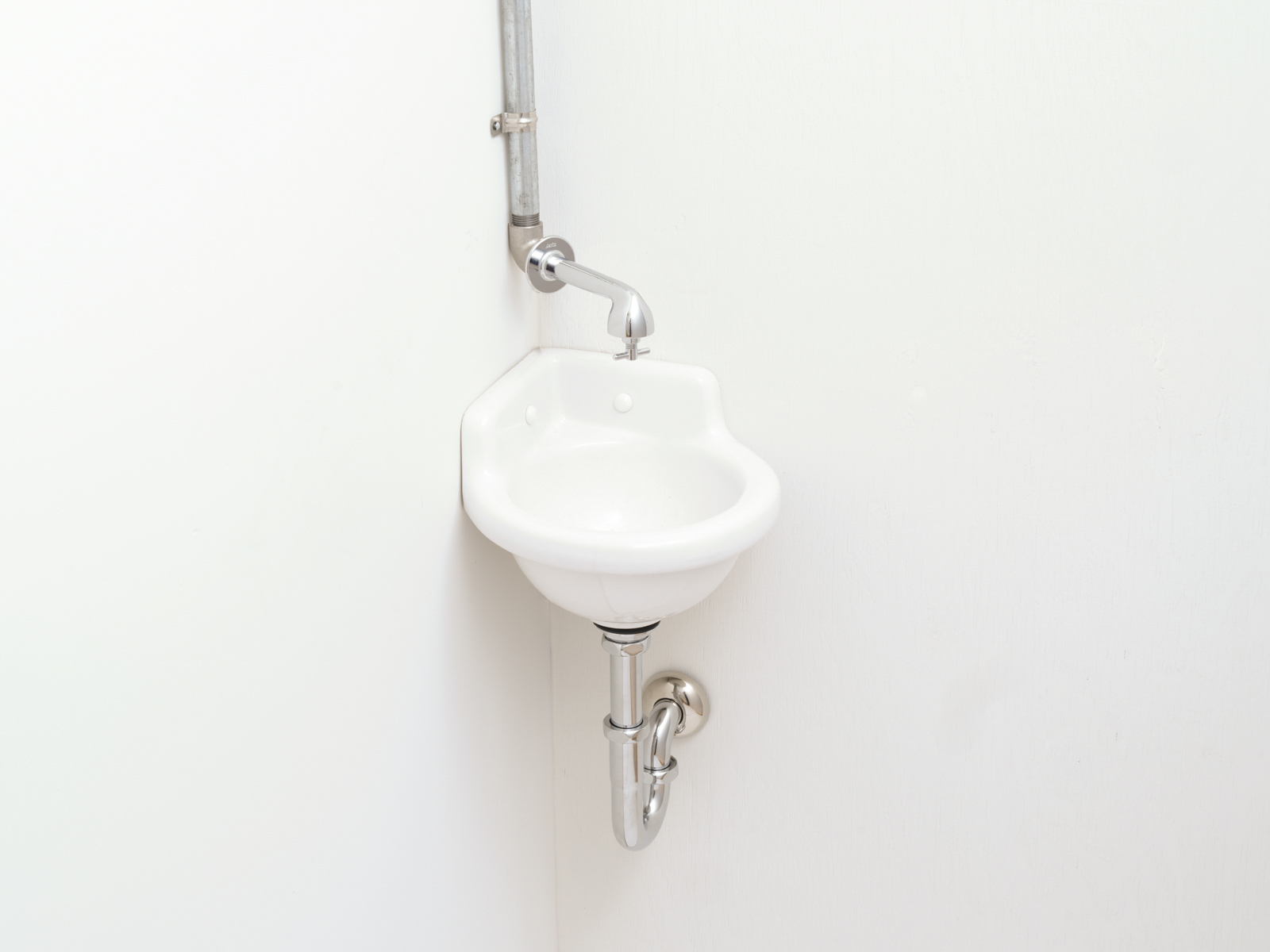 洗面水栓 WT-3：壁付けつまみ単水栓 KB-PT011-15-G141 コーナータイプ＋壁付けつまみ単水栓（給水管をあえて露出にするとレトロな雰囲気に）※写真の水栓は旧仕様品